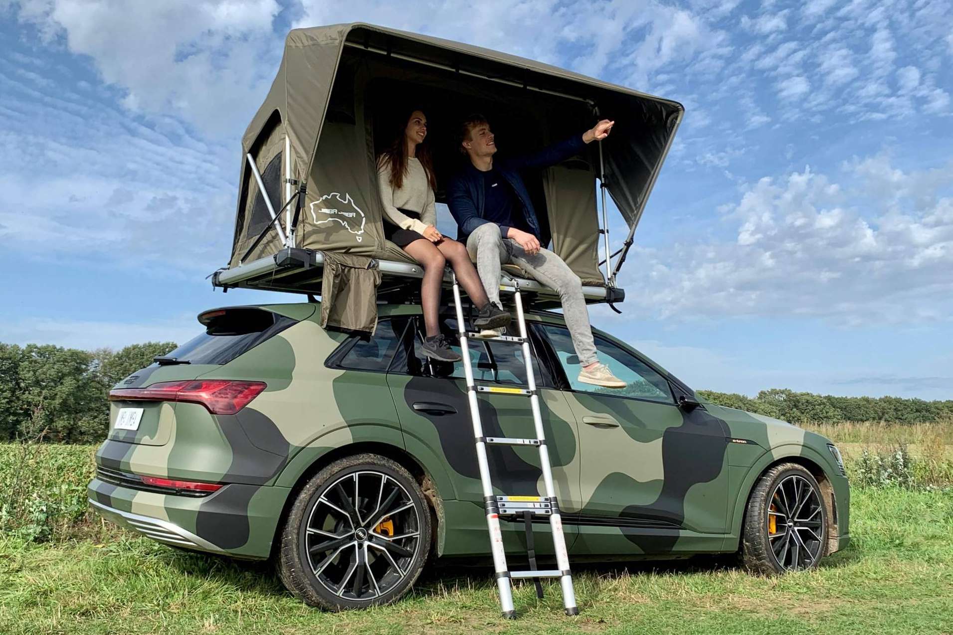La distribuidora exclusiva en España de las marcas Sheepie y Eezi Awn, Fox Camper, explica por qué son tan populares las tiendas de techo para coches o furgonetas