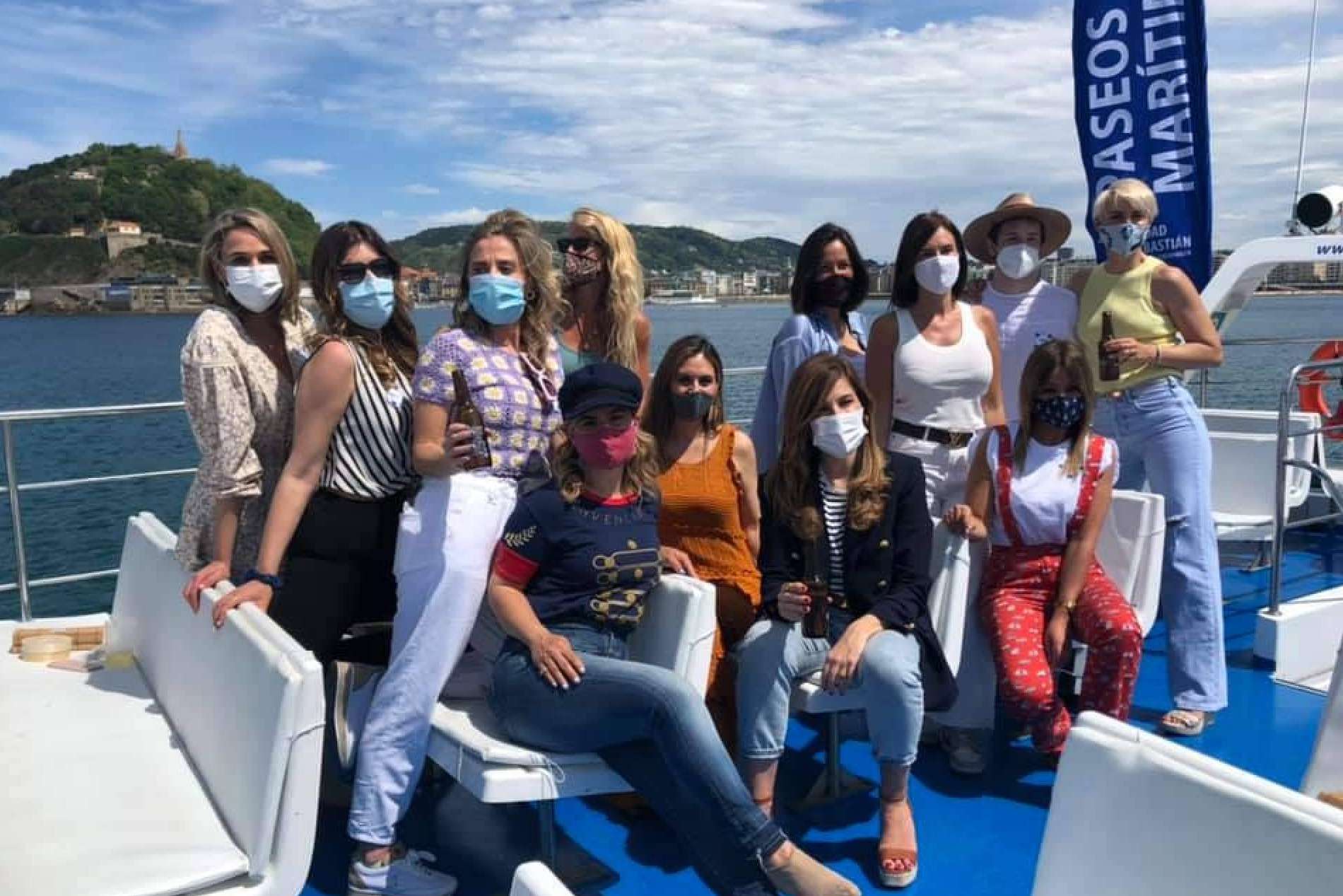 Eventos de empresa y actividades a bordo del catamarán Ciudad San Sebastián