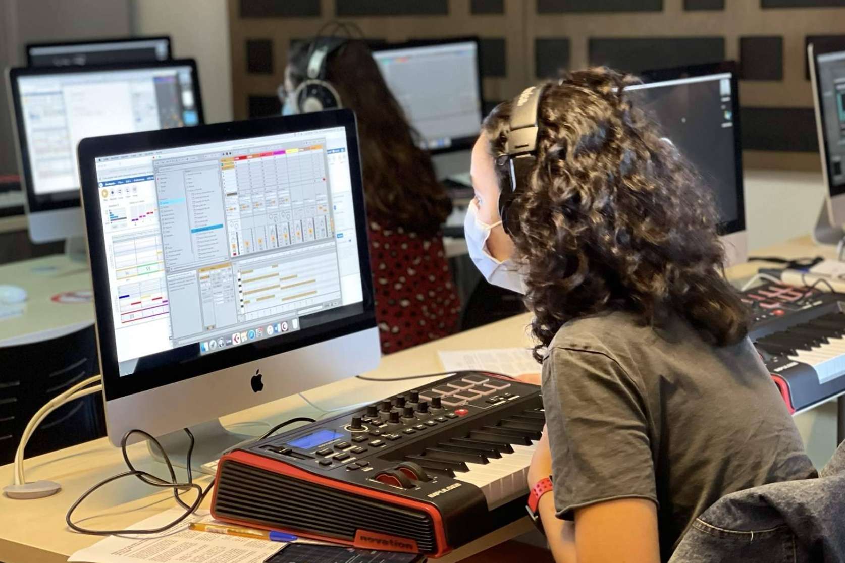 Estudiar en la escuela de producción musical, EUMES, la cual se adapta a las nuevas necesidades del mercado