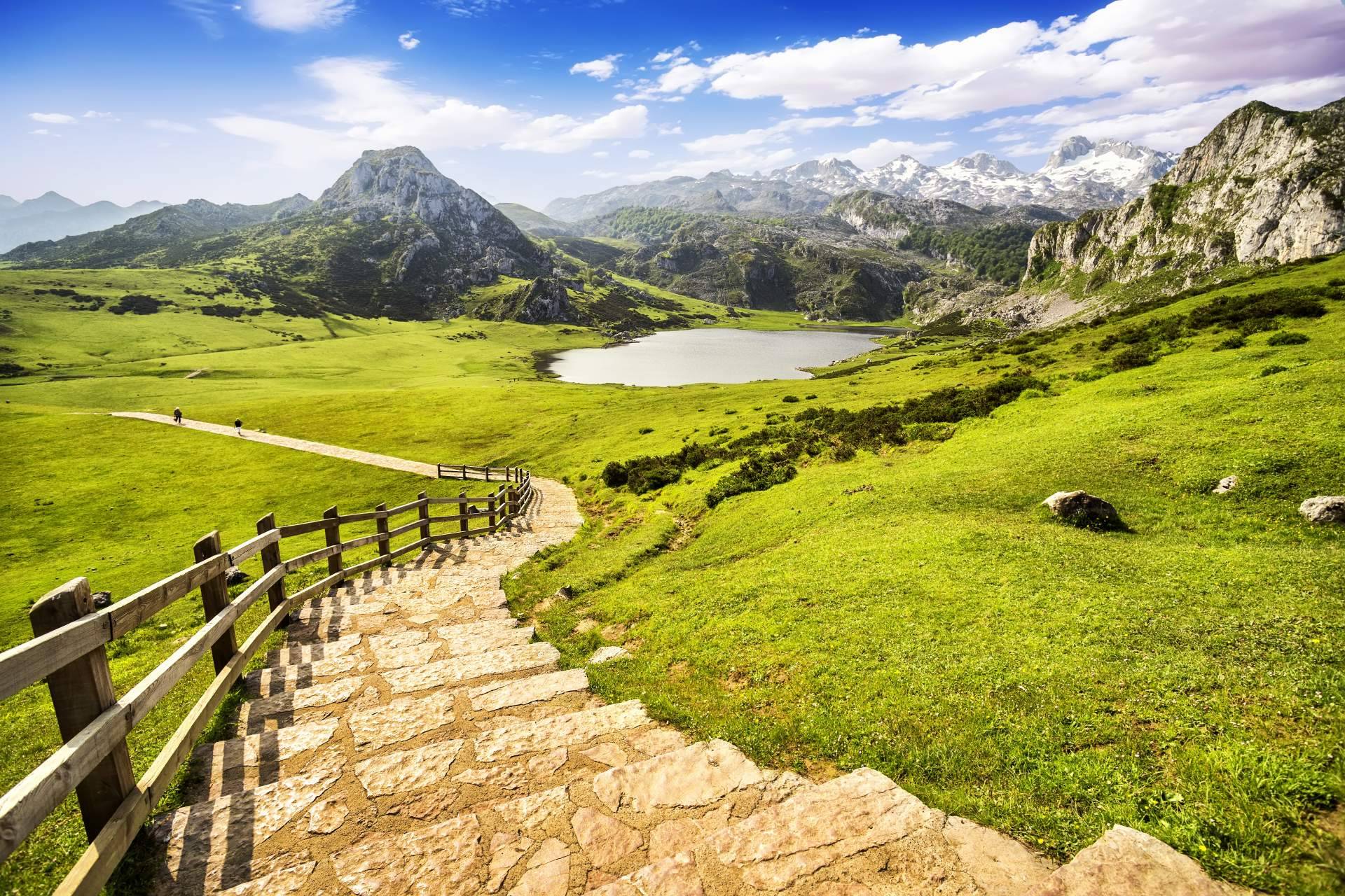 La compañía hazteUNBUS permite descubrir Asturias gracias a sus excursiones y visitas