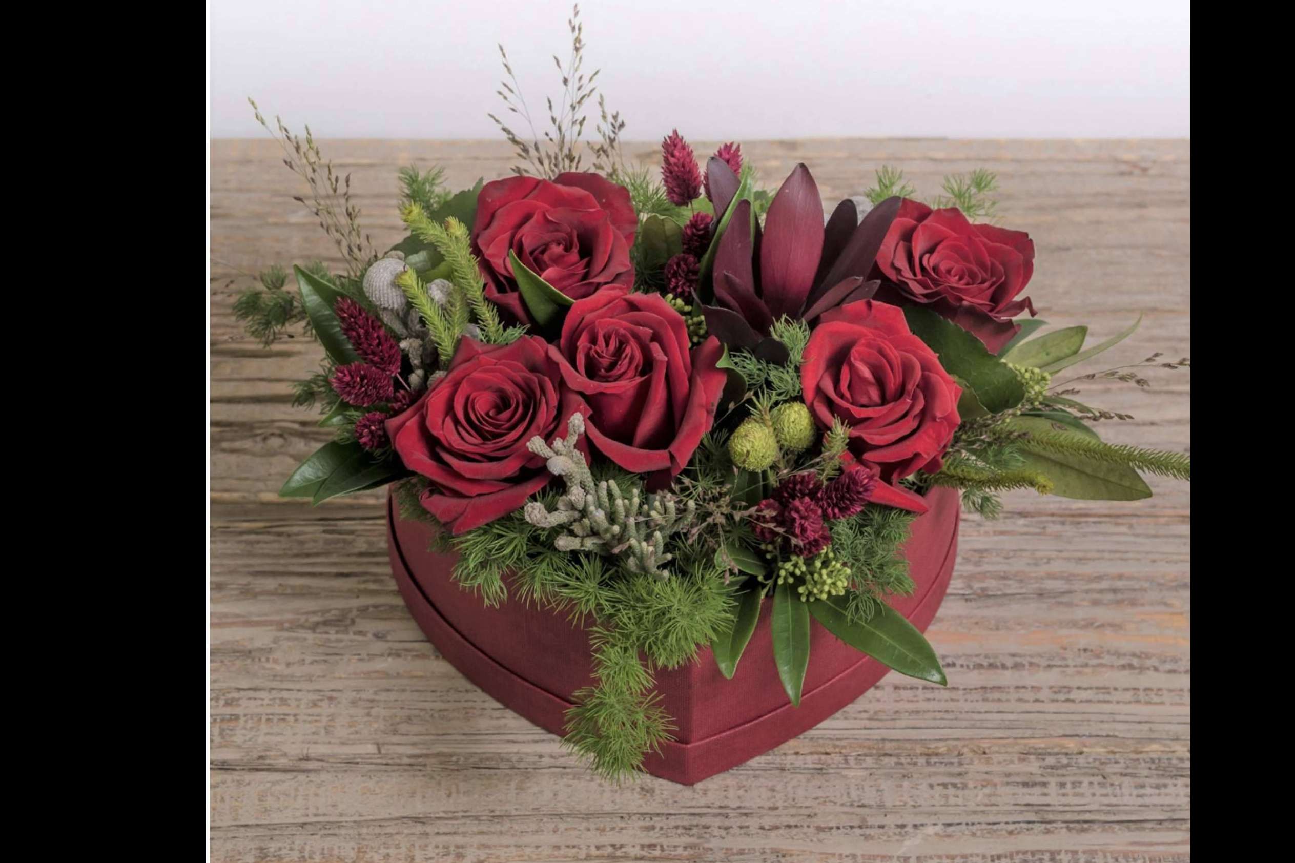 Los ramos, cestas y cajas de flores de la floristería Amborella son ideales para sorprender a la pareja en el Día de San Valentín