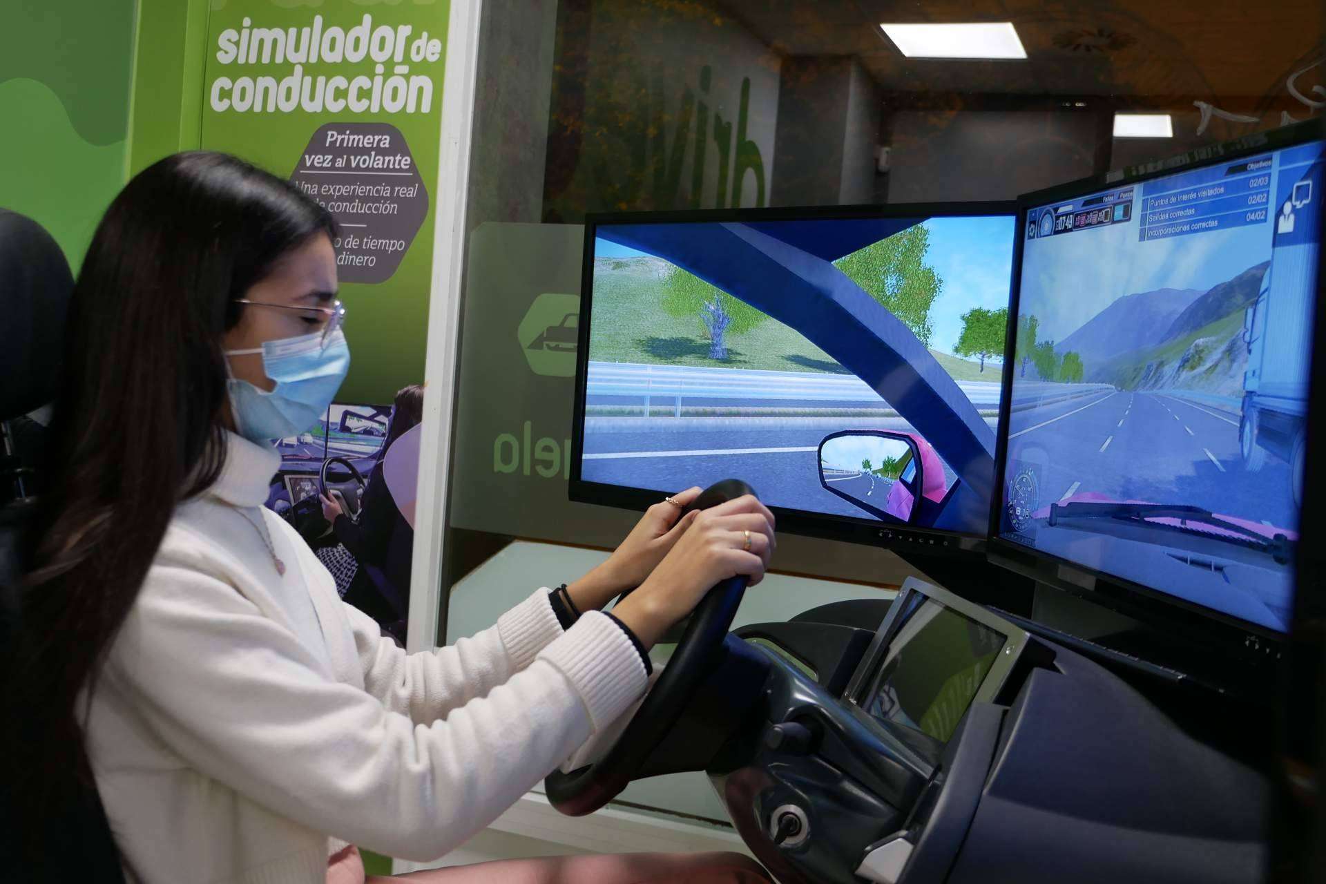 La autoescuela con primeros aprobados en España formados al 50 % con simulador de coche
