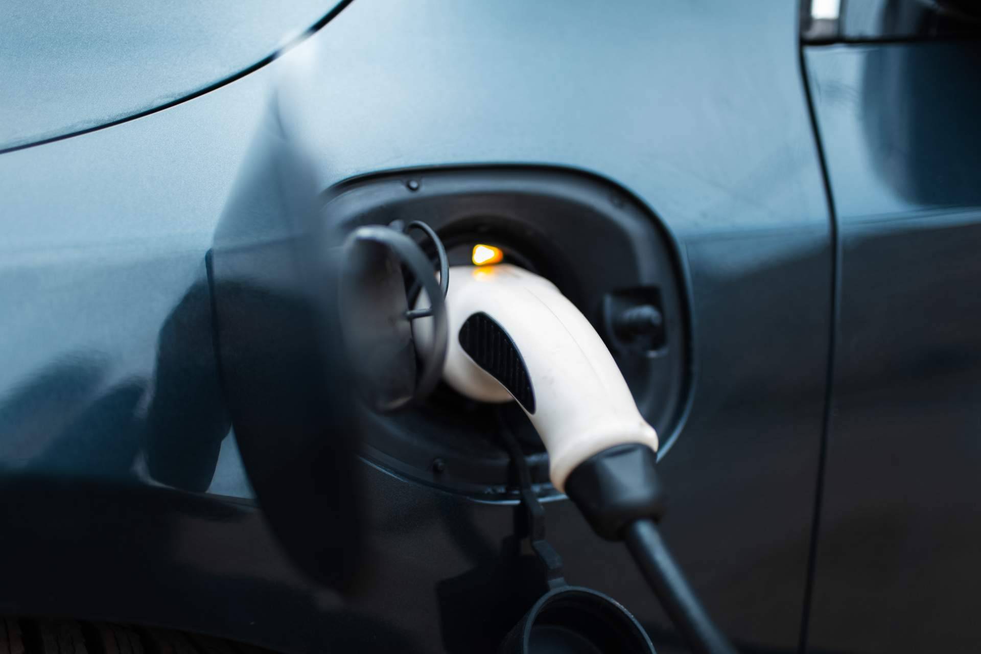 Aparcamientos con más de 20 plazas y puntos de recarga para vehículos eléctricos