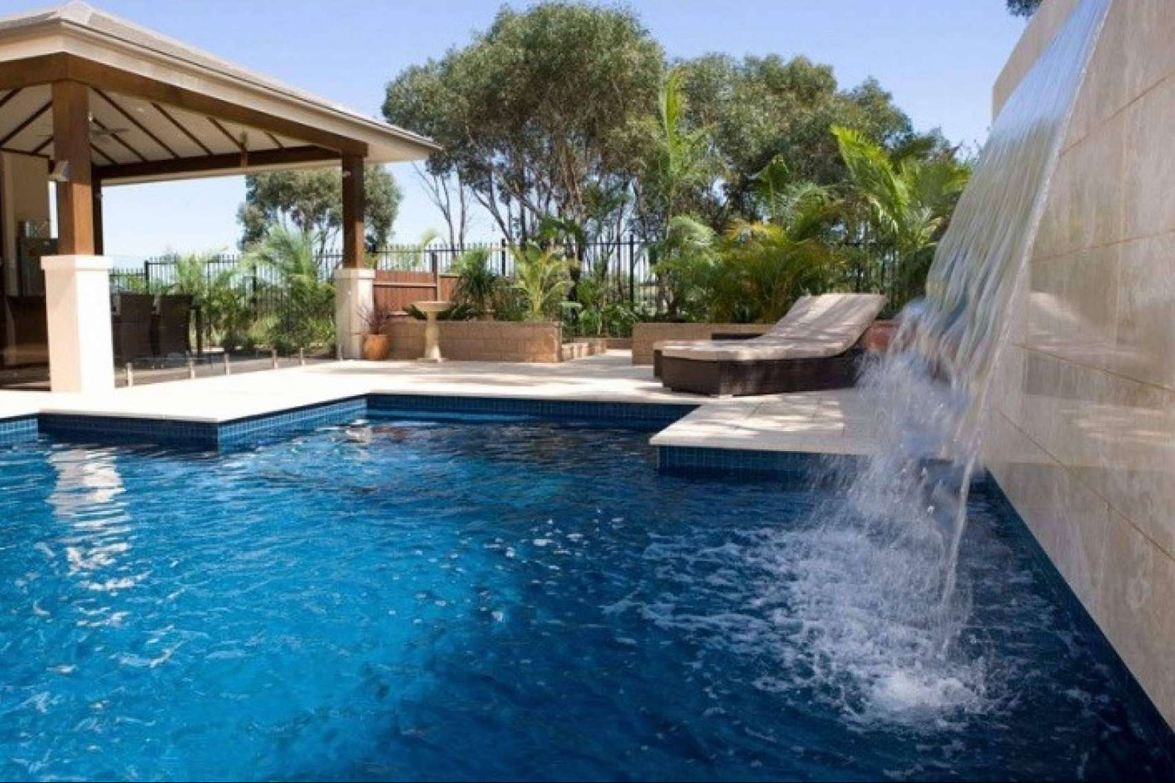 Cascada laminar acrílica, el complemento decorativo ideal de Warmpool para piscinas y centros tipo spa