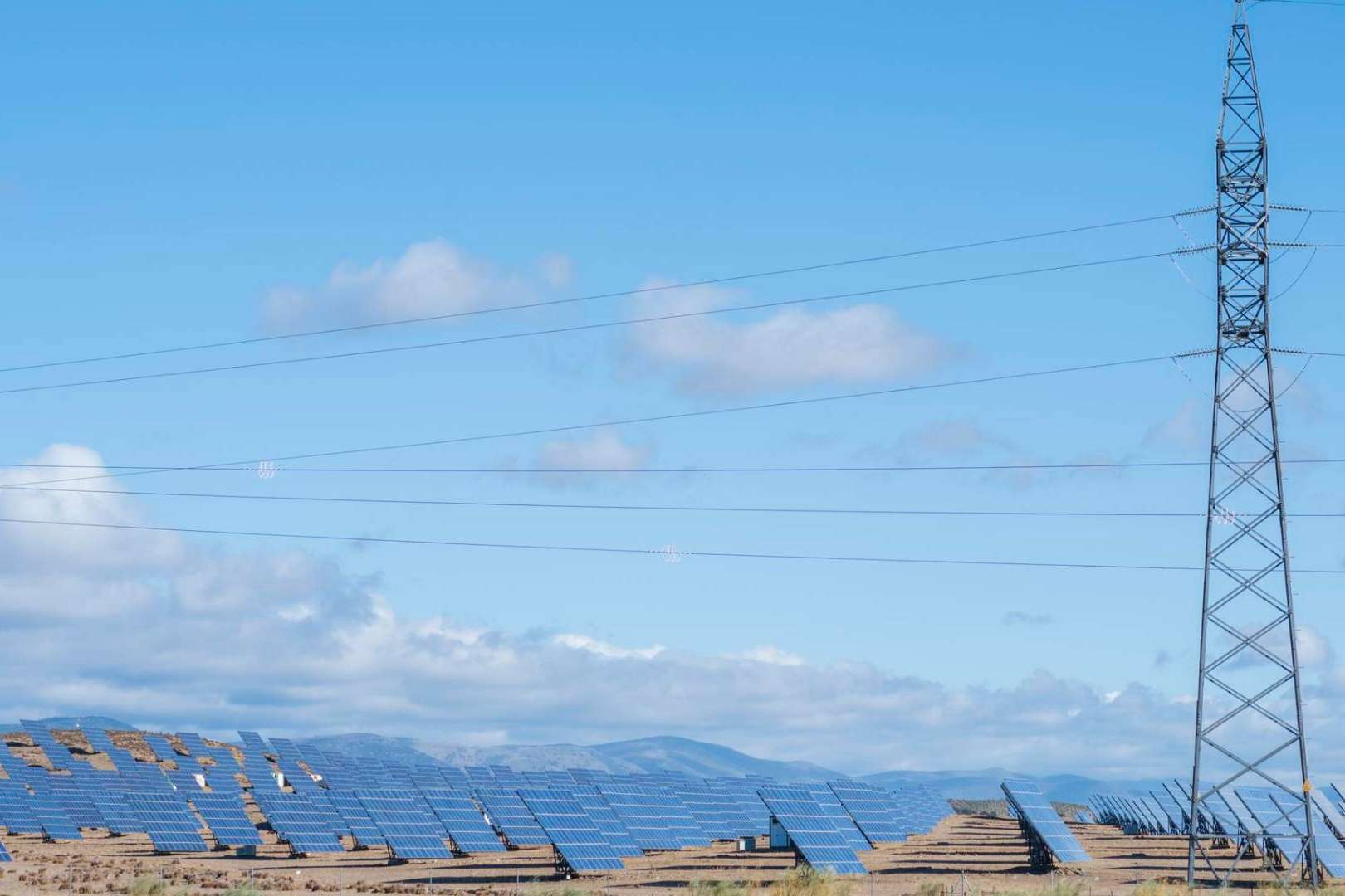 ¿Por qué es importante mejorar la eficiencia energética en hogares y negocios?