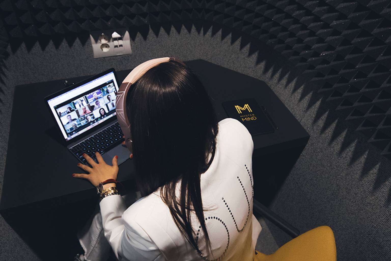 Grabación de podcasts en las instalaciones especializadas de Mastermind Place Madrid