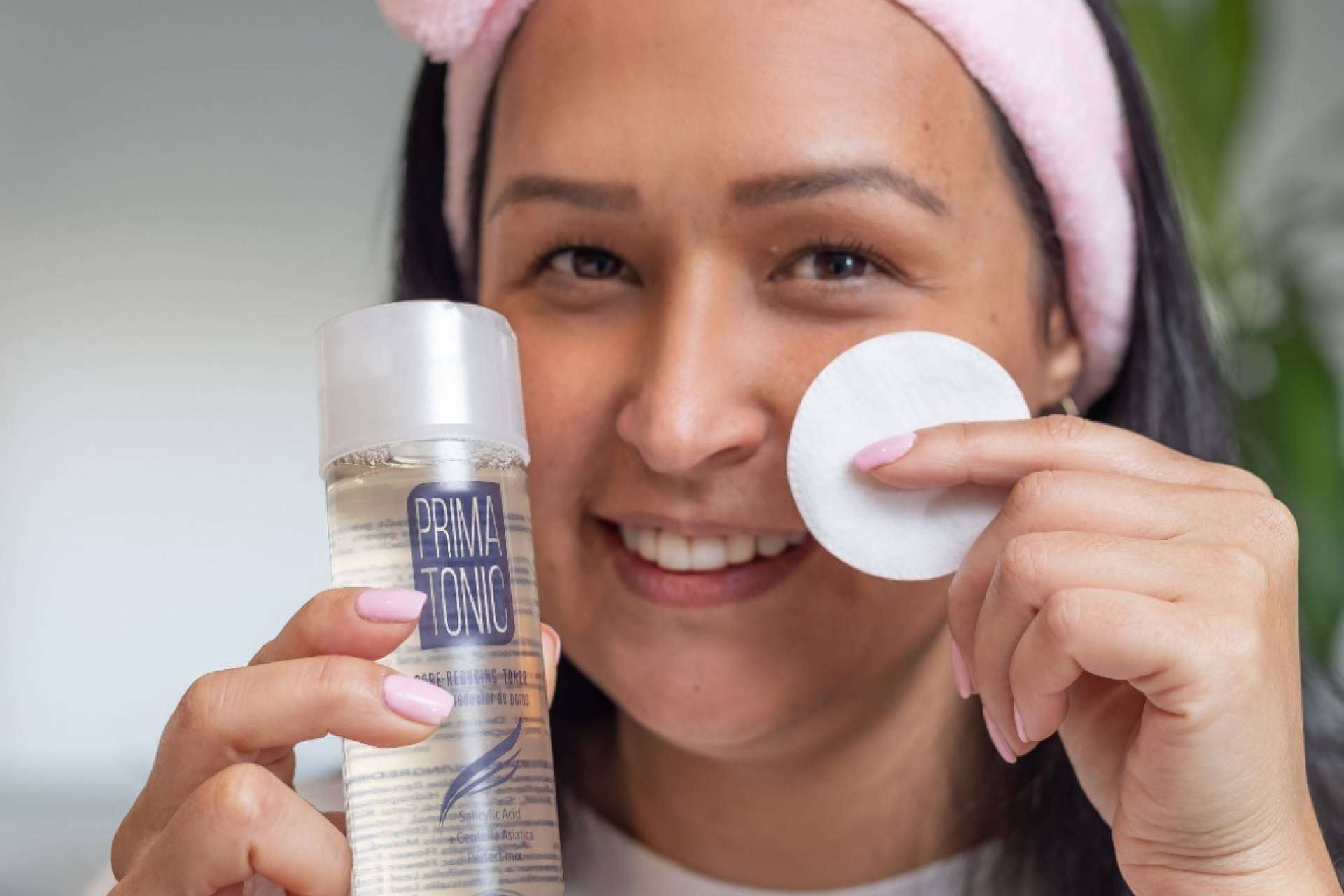 Eliminar las células muertas con tónico facial reductor de poros de PrimaSalud