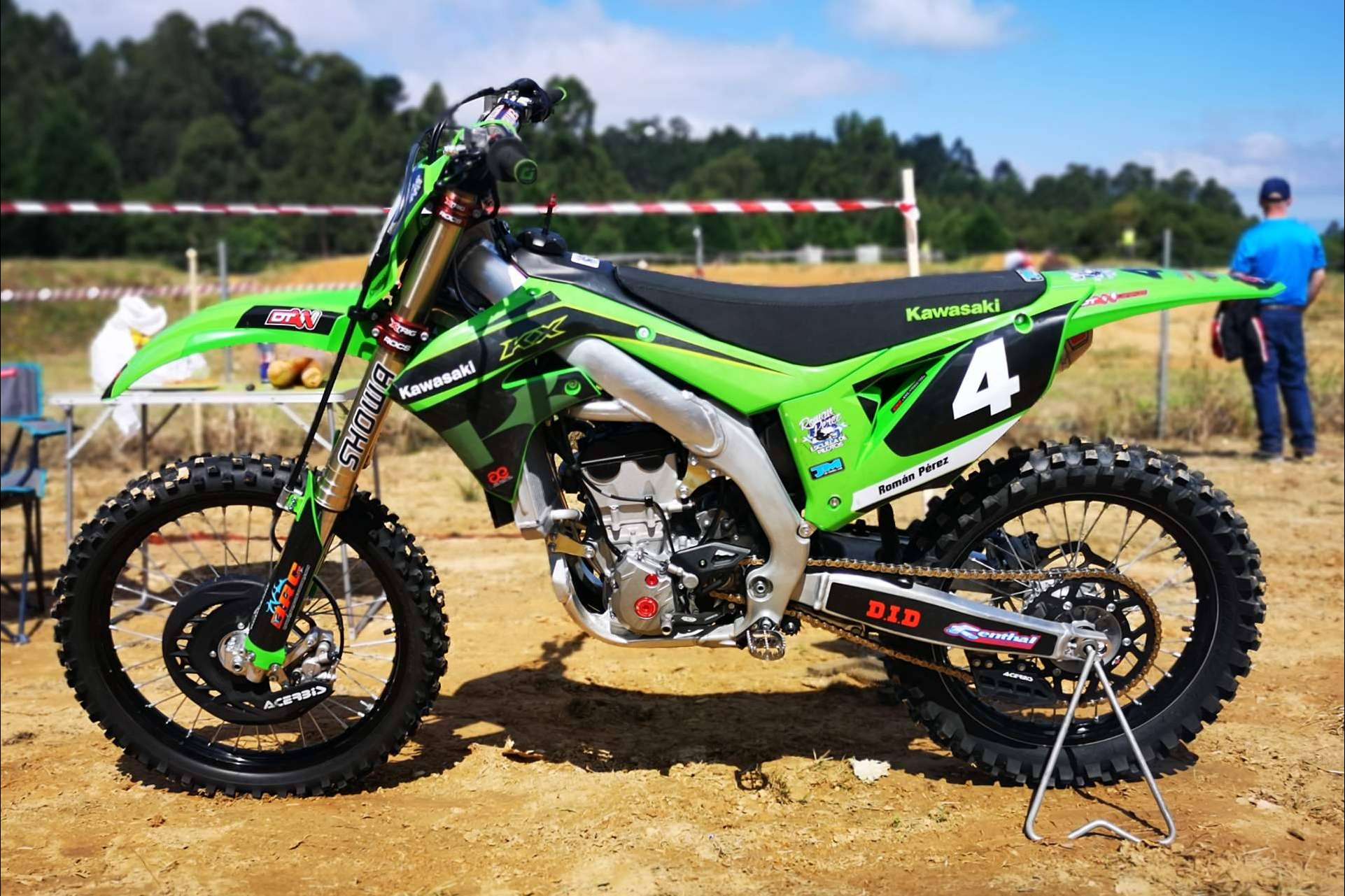 ¿Qué ofrece el amplio catálogo de pegatinas para moto personalizadas de ADHESIVOSEMBARRADOS?