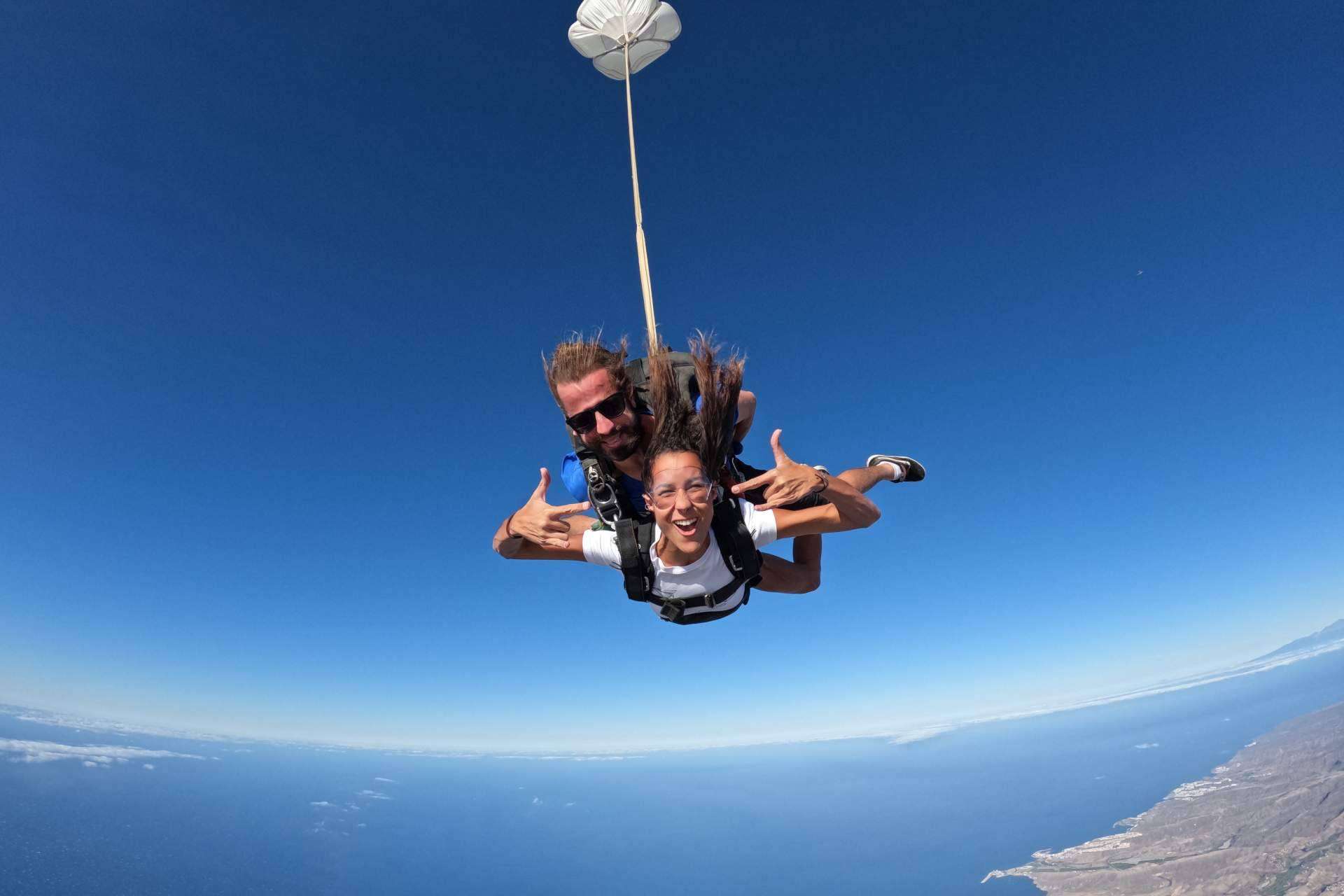 Pasar las vacaciones de verano en Gran Canaria, una isla también ideal para hacer paracaidismo