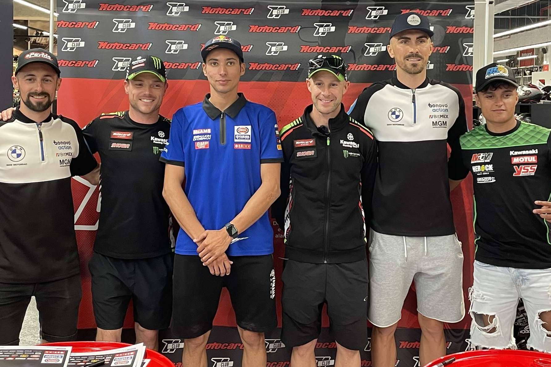 Jonathan Rea, Toprak Razgatlioglu y otras estrellas del Campeonato Mundial de Superbikes visitan la tienda de Motocard en Lisboa