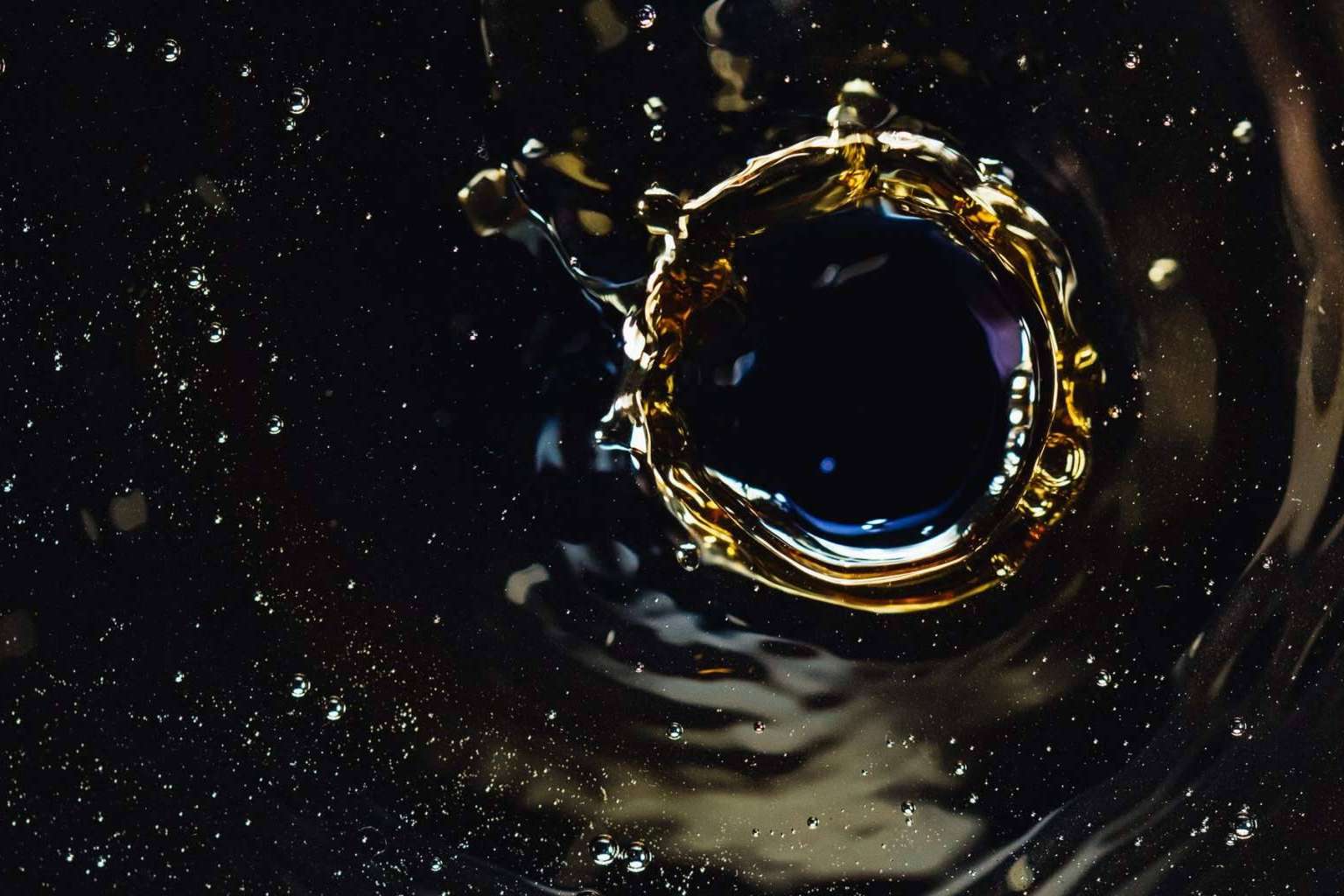 ¿Cómo controlar un derrame de aceite en una zona de agua?