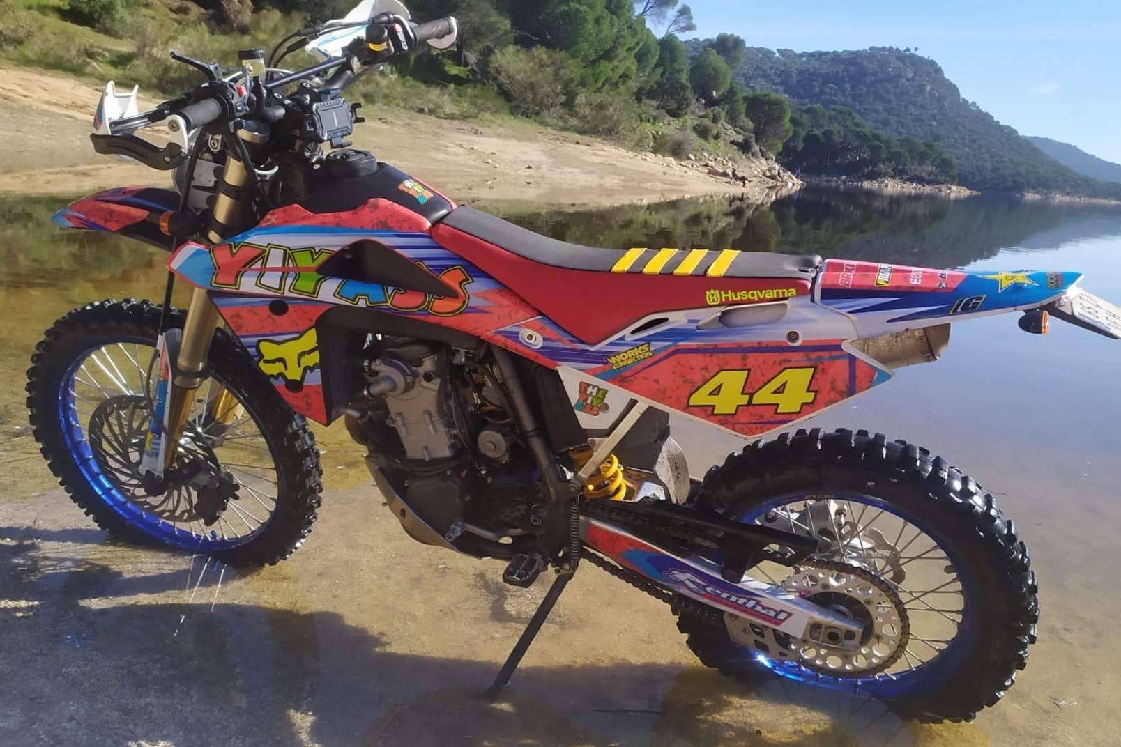 ADHESIVOSEMBARRADOS y su extenso catálogo de vinilos para moto personalizados