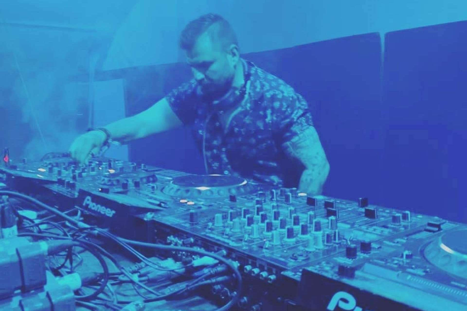 Contratar DJ y productor Paco Gómez para amenizar cualquier tipo de evento o celebración
