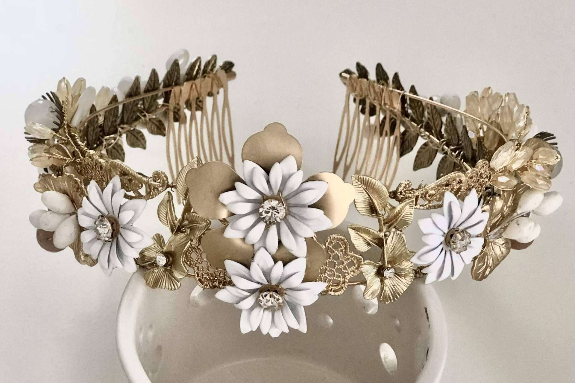 Tiaras, coronas y tocados de novia de la mano de la diseñadora Carmen Fernández