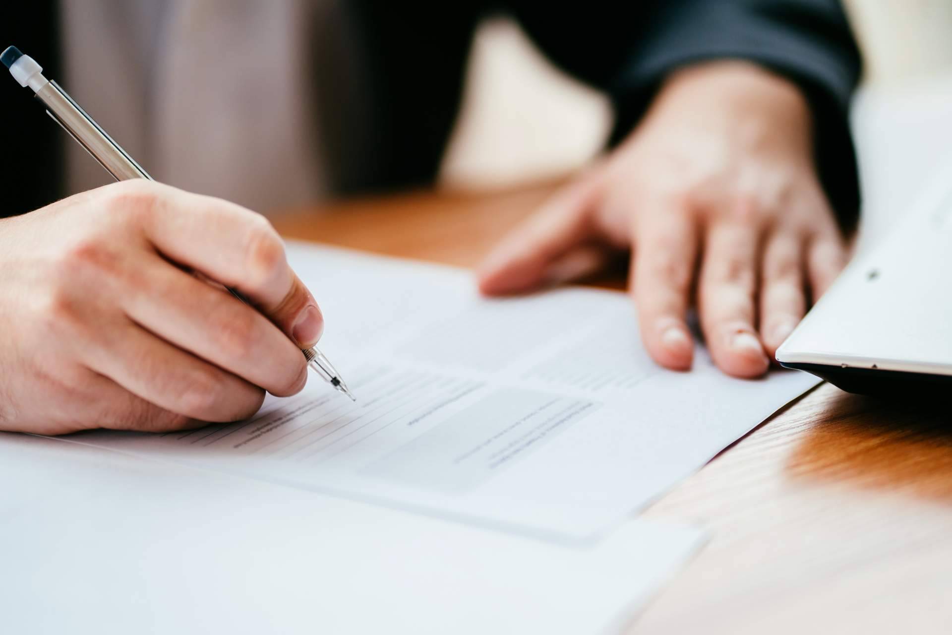 ¿Cuándo solicitar el trabajo de un perito calígrafo judicial?