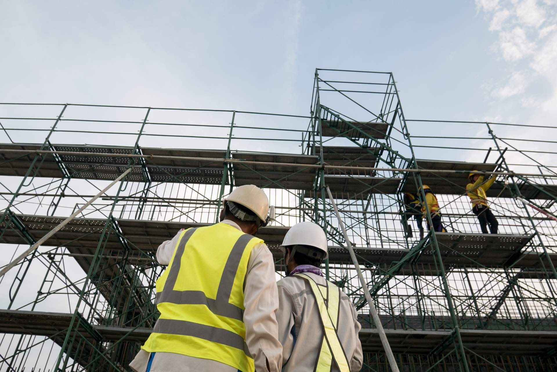 La escasez de mano de obra en la construcción y las ramificaciones legales a las que se enfrentan los contratistas