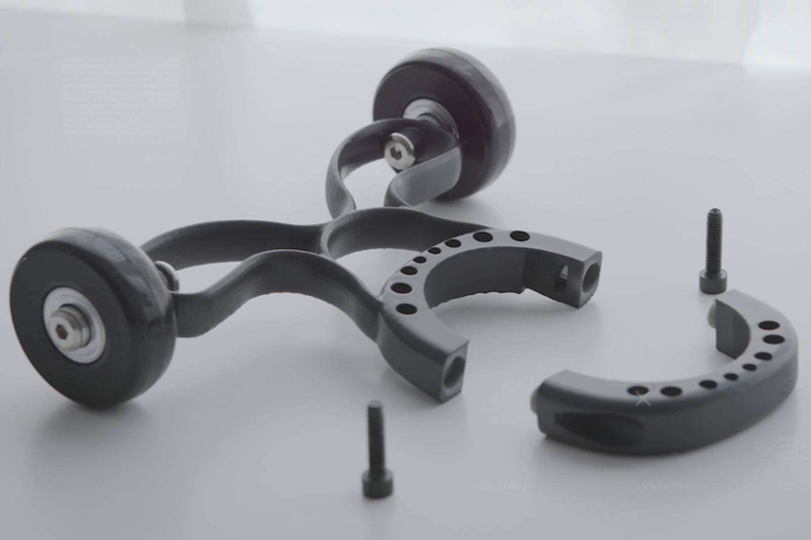 Techmotion Electronics y su nuevo soporte para patinetes eléctricos para guardar y mover en vertical este medio de transporte