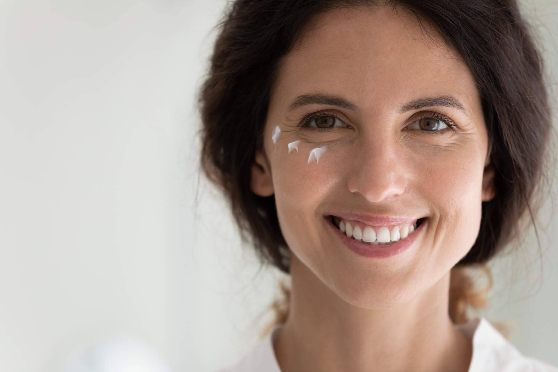Tratar las bolsas, ojeras y líneas de expresión con el contorno de ojos natural de NaturalKirei