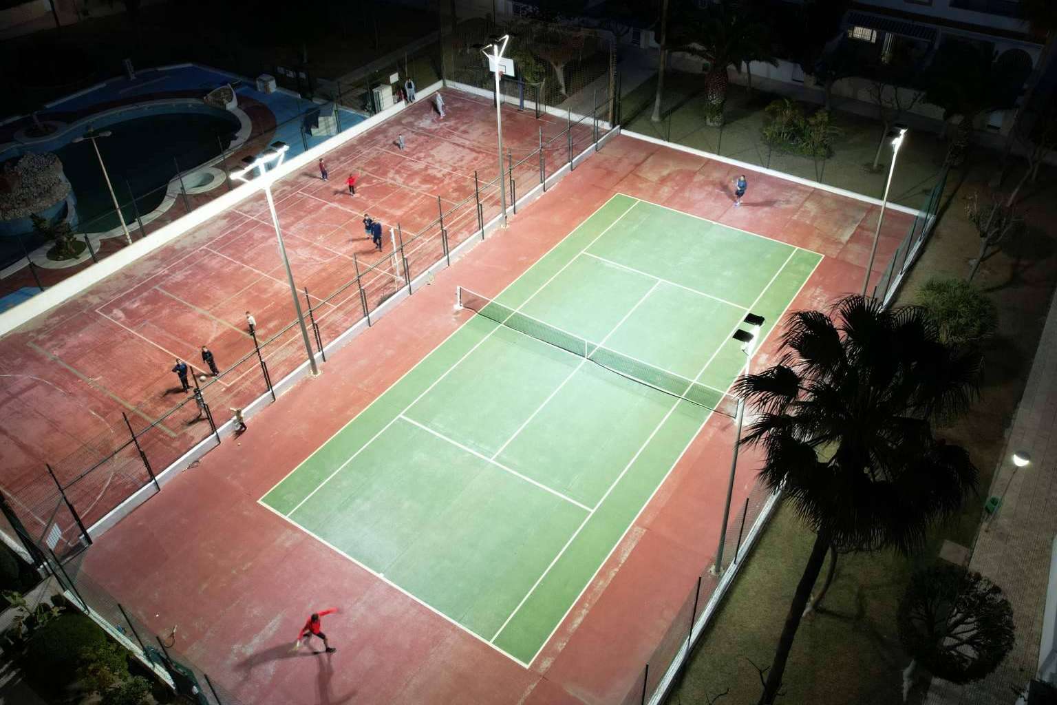 Iluminación LED para pistas de pádel, con los focos de Óptima LED