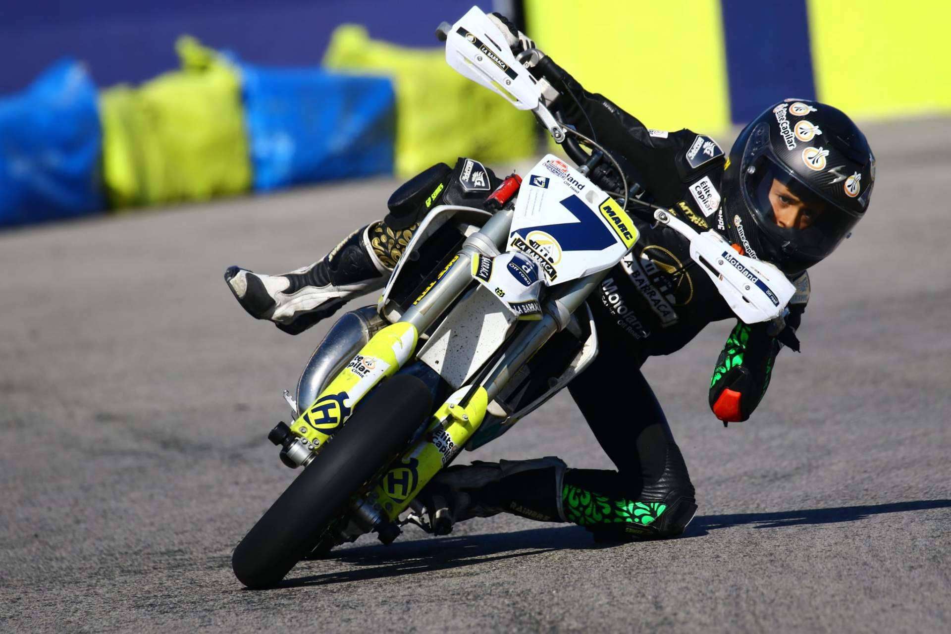 Marc Moñinos Esteve, patrocinado por la clínica capilar Élite Capilar, lidera por el momento el Campeonato Nacional de Supermoto 85cc