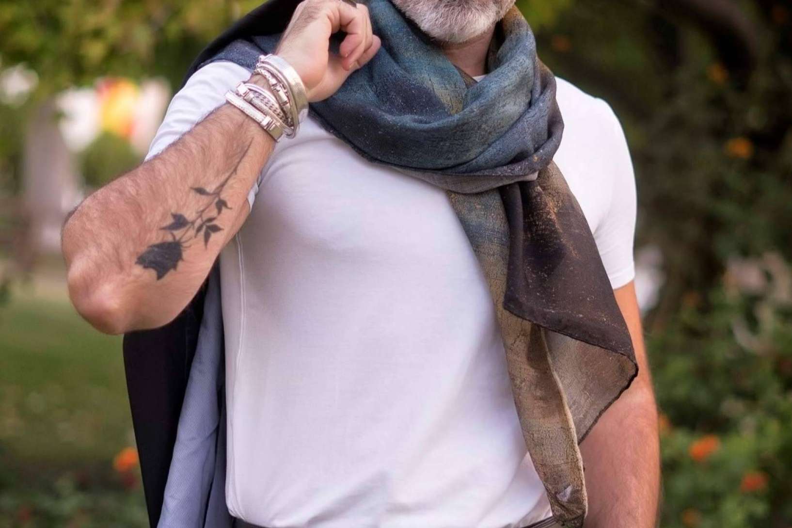 Full & Briss traslada obras de arte a pañuelos de hombre para el cuello