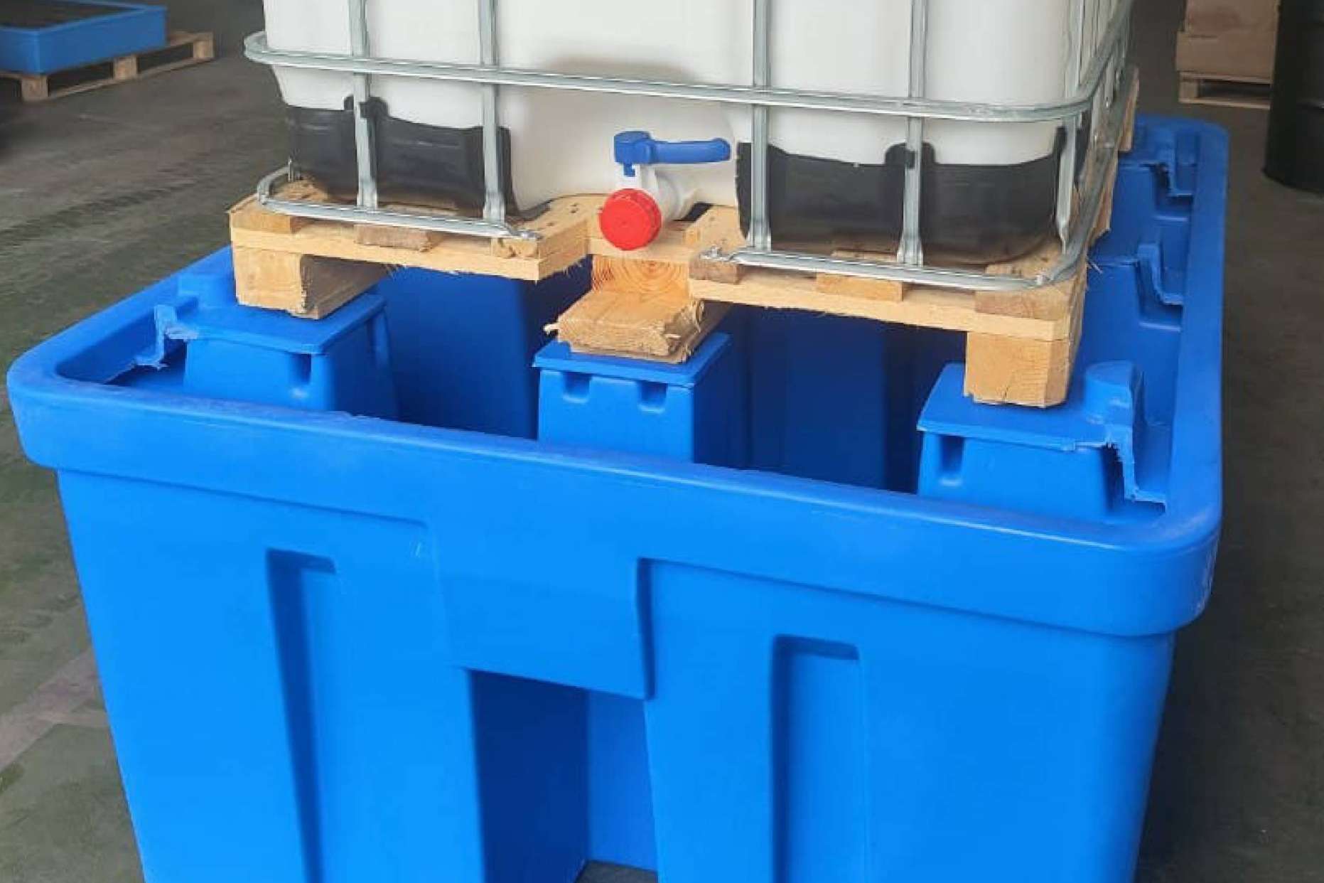 Encontrar el cubeto de retención perfecto con la ayuda de Absorbentes y Cubetos