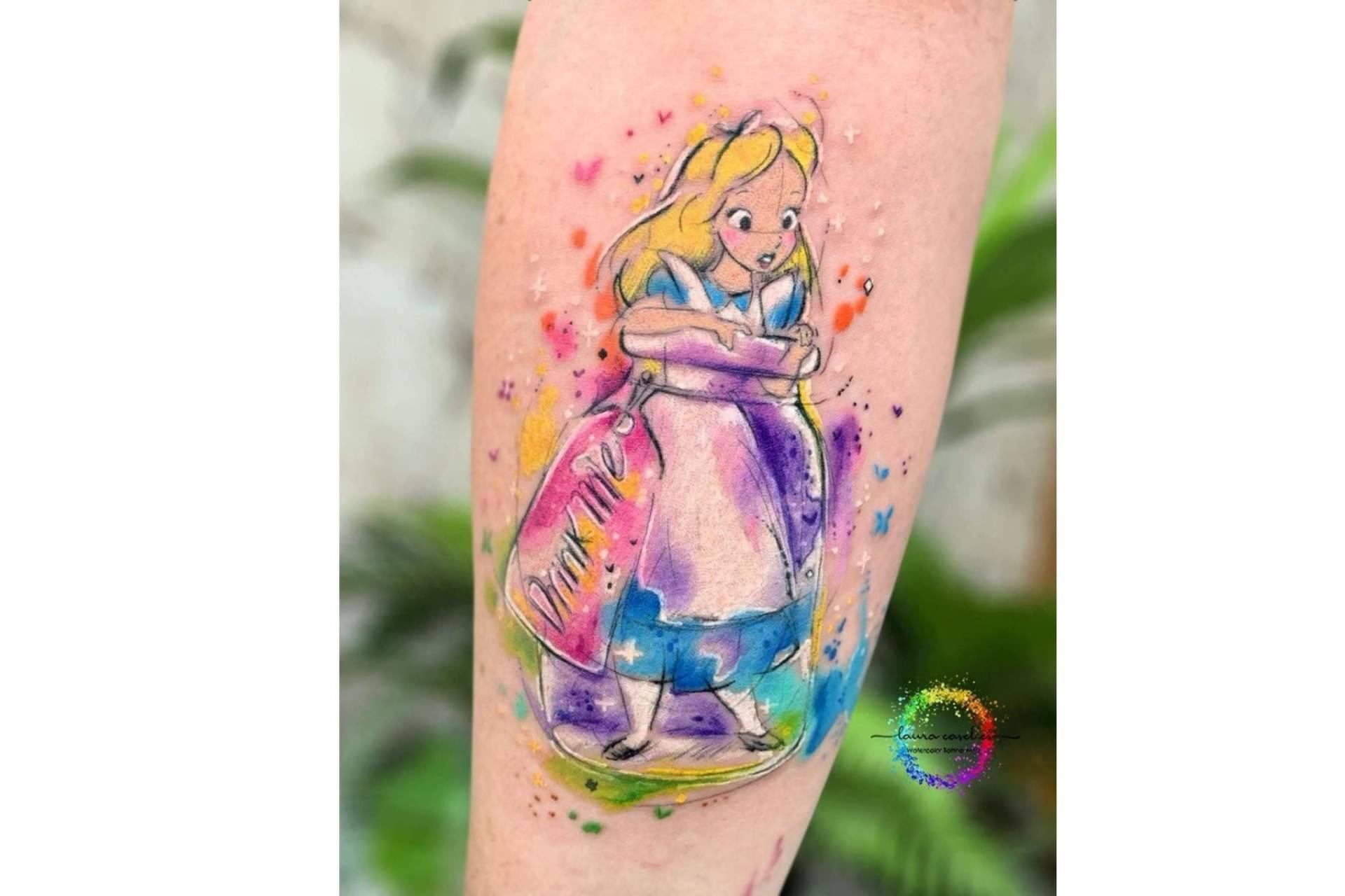 Laura Caselles se conoce como la tatuadora acuarela que no deja indiferente
