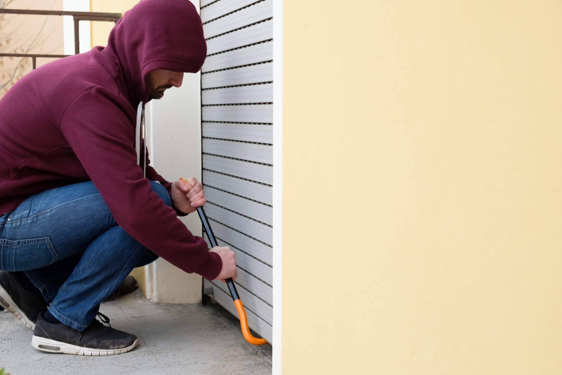 Instalar persianas de seguridad para proteger la casa de posibles robos, de la mano de Mosquiteras Baratas