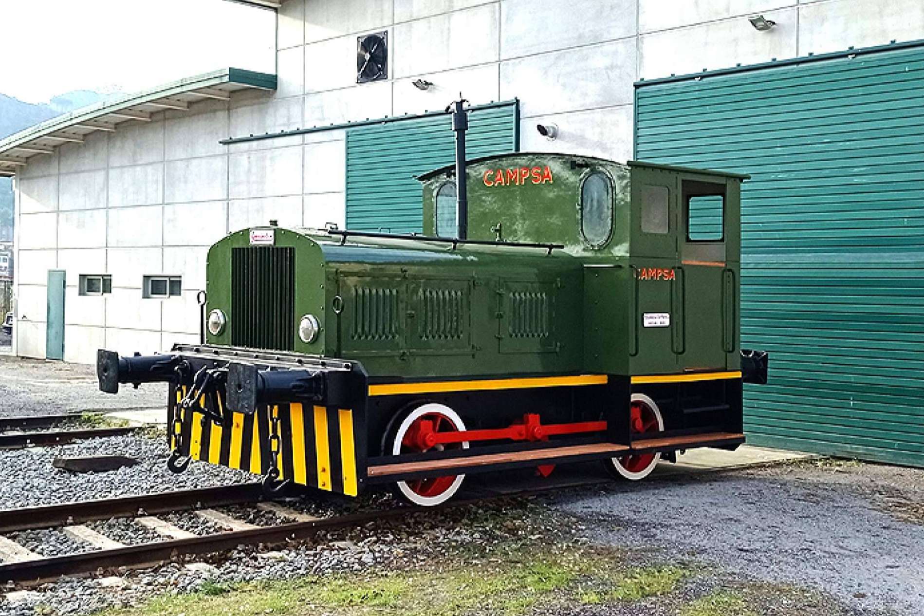 La Fundación del Patrimonio Ferroviario restaura una antigua locomotora de Campsa