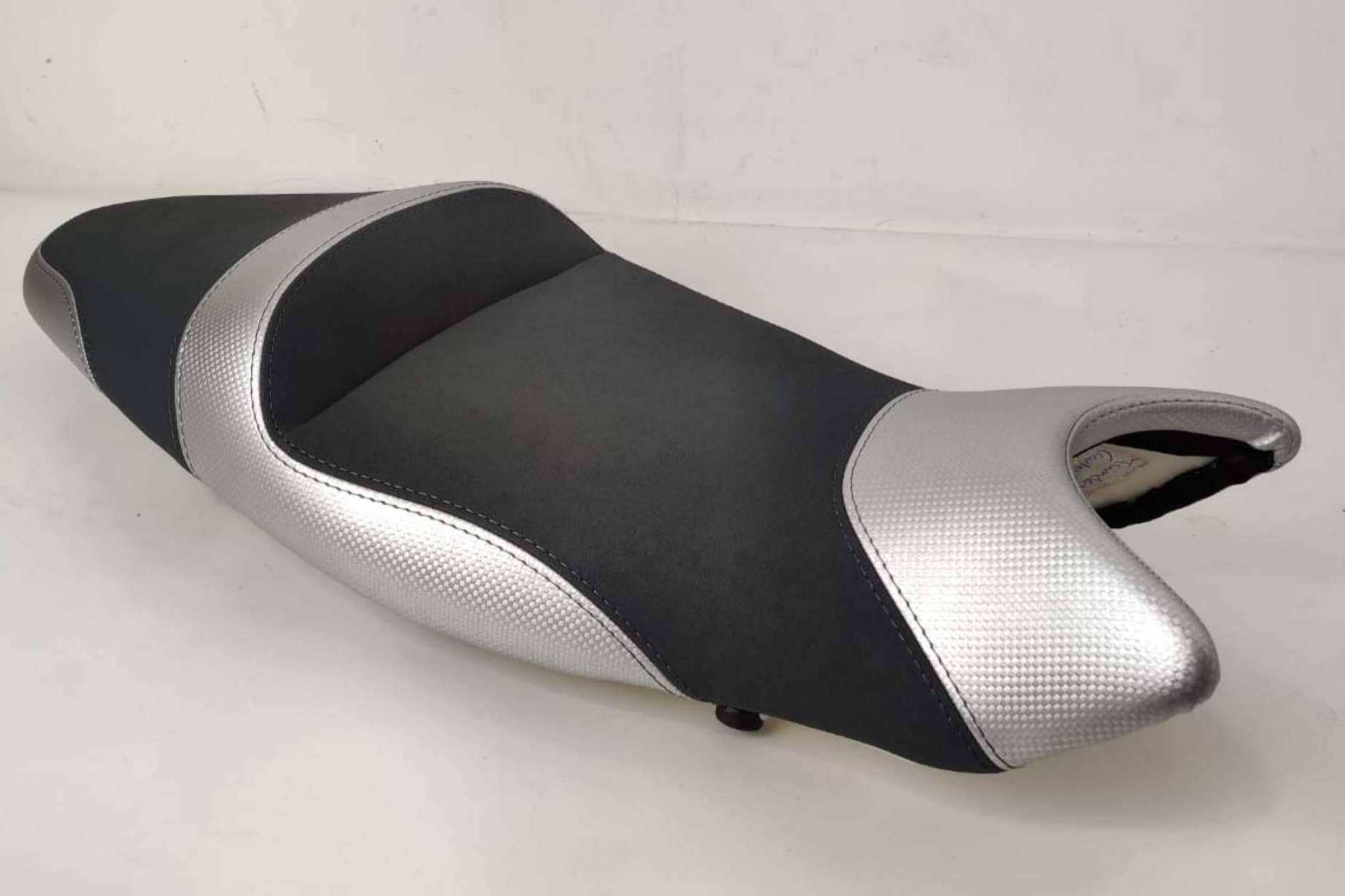 Servicio de tapizado en asiento de moto, de la mano de JM-FUNDAS