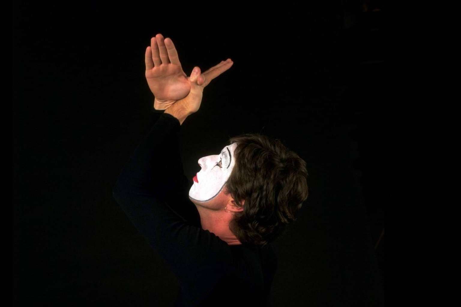 El Teatro de Mimo Peter Roberts es una iniciativa para la sensibilización y prevención del uso y el abuso del alcohol entre la juventud