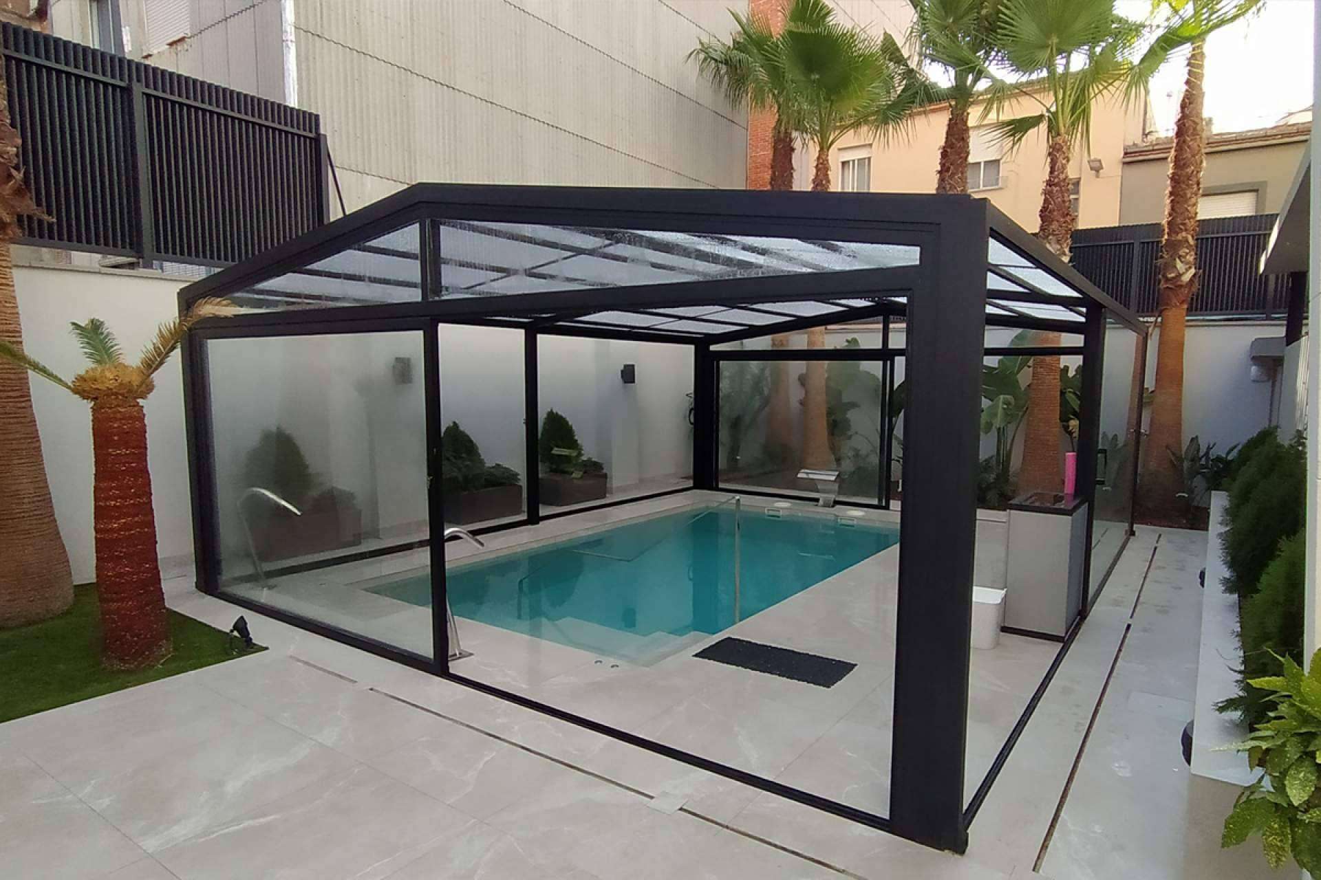 Todo sobre las cubiertas de piscina en vidrio de seguridad disponibles en COVERTTO