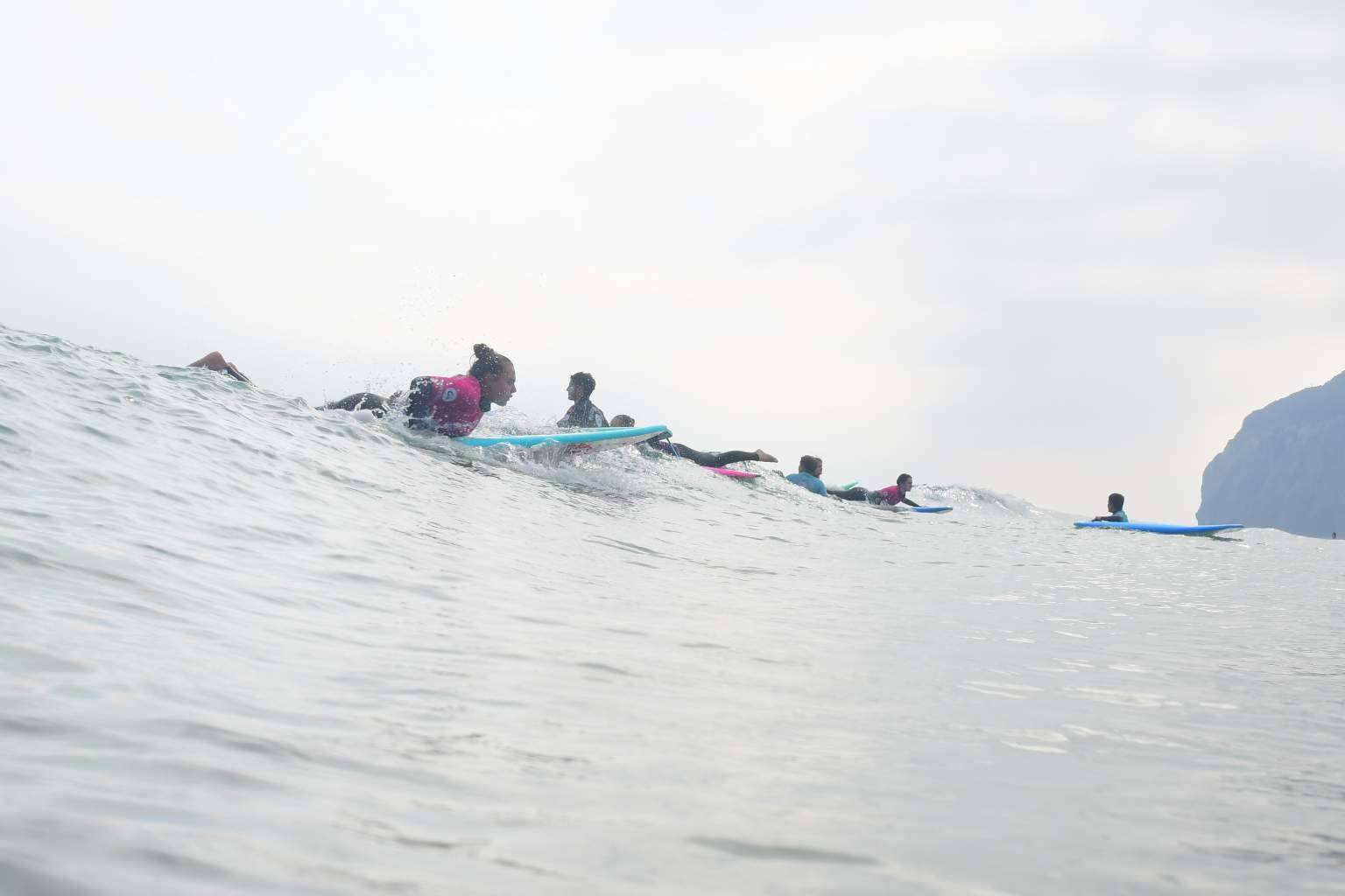 ¿Qué ofrece Watsay Surf School en sus campamentos de surf para aprender en verano?