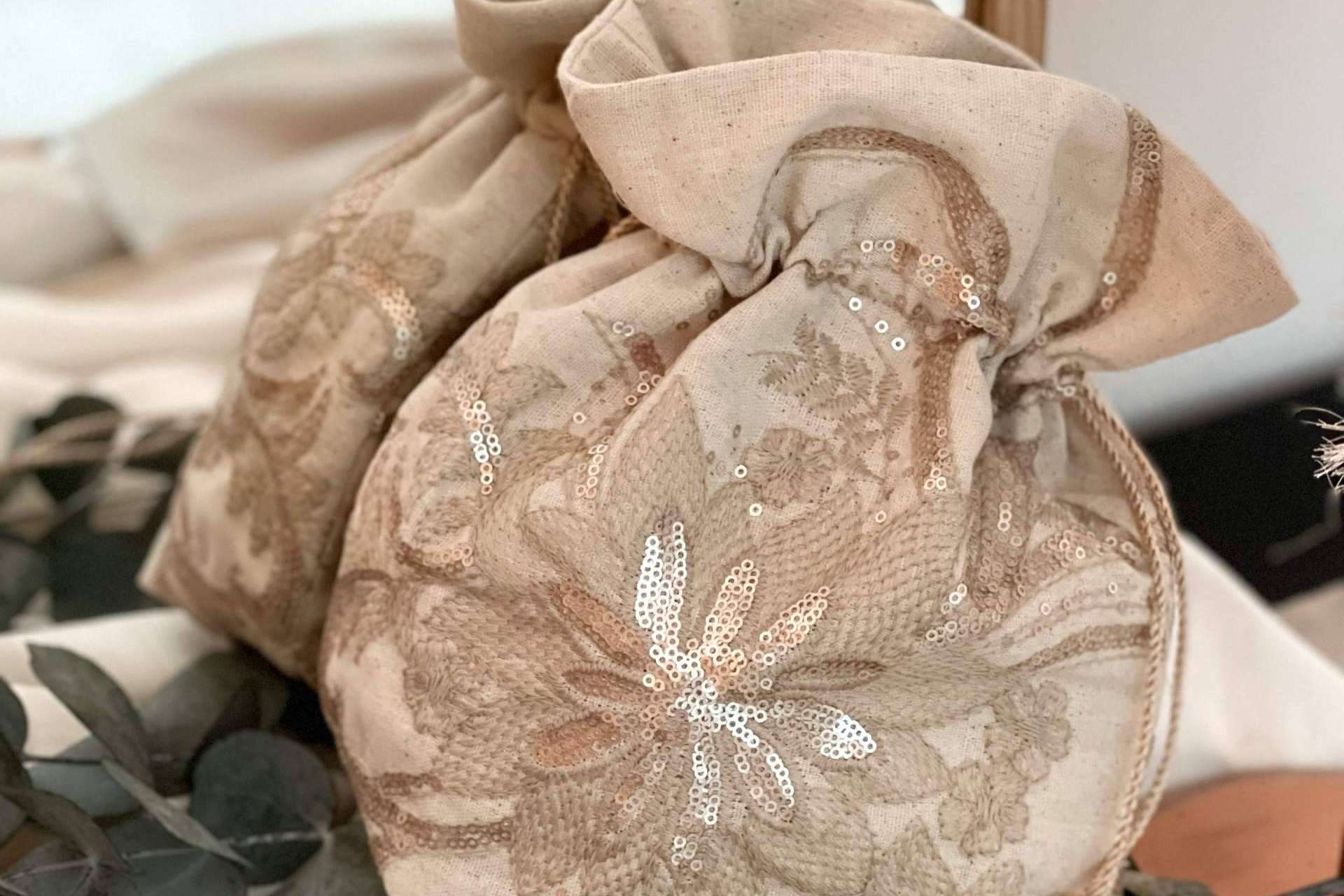 La versatilidad de los bolsos bombonera para novia de la firma Carmen Fernández Complementos