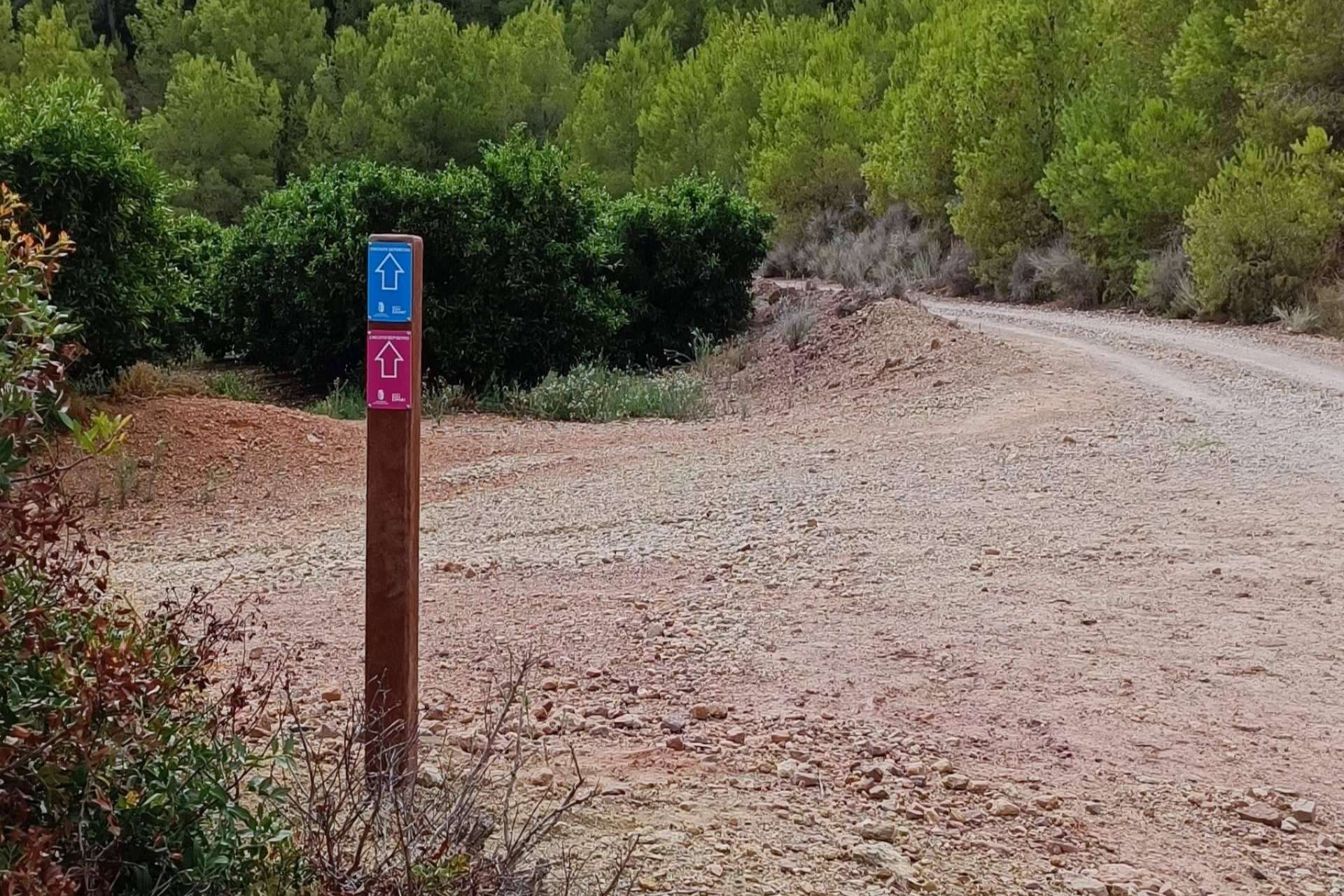 Balizas de plástico reciclado para el montaje y la habilitación de senderos rurales, por Abadecom