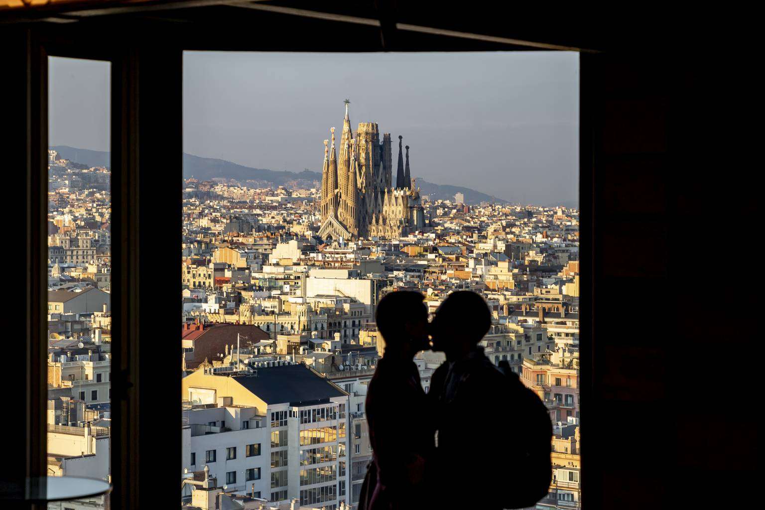 Disfrutar de la experiencia de ver Barcelona de noche en un mirador 360º con una copa, de la mano de Unlimited Barcelona
