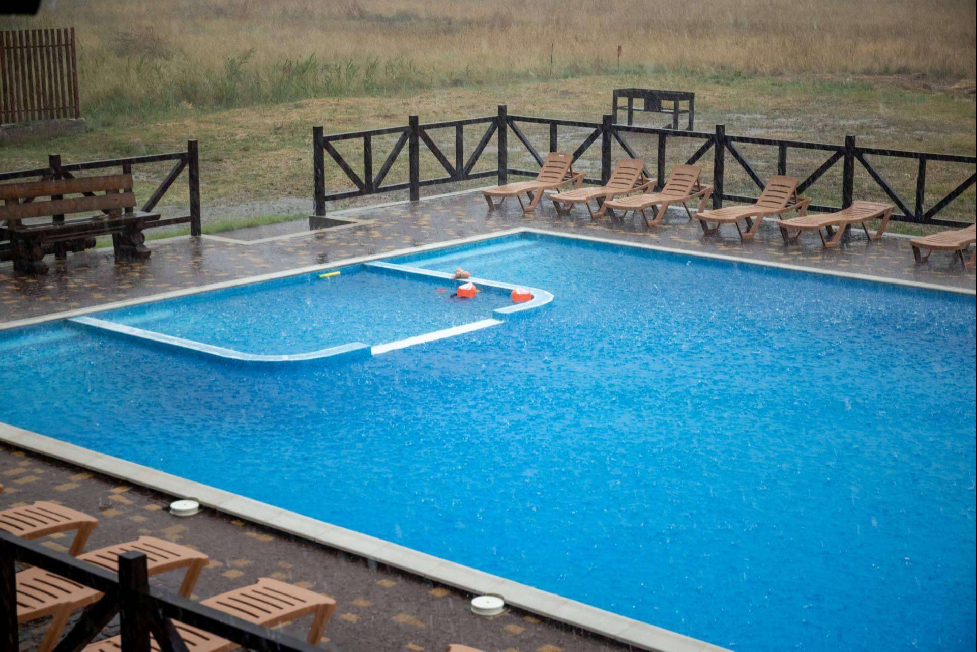 ¿Qué hacer para que el agua de la piscina vuelva a estar cristalina ante un caso de lluvia de arena roja en la Costa Blanca?