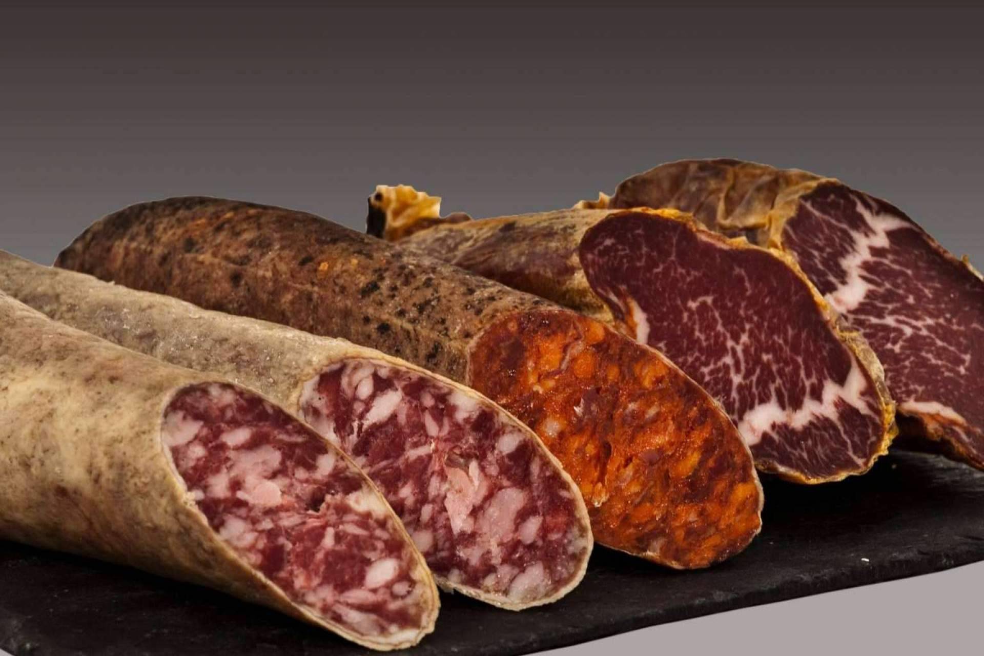 Gran variedad de embutidos de calidad disponibles en Bendita Extremadura