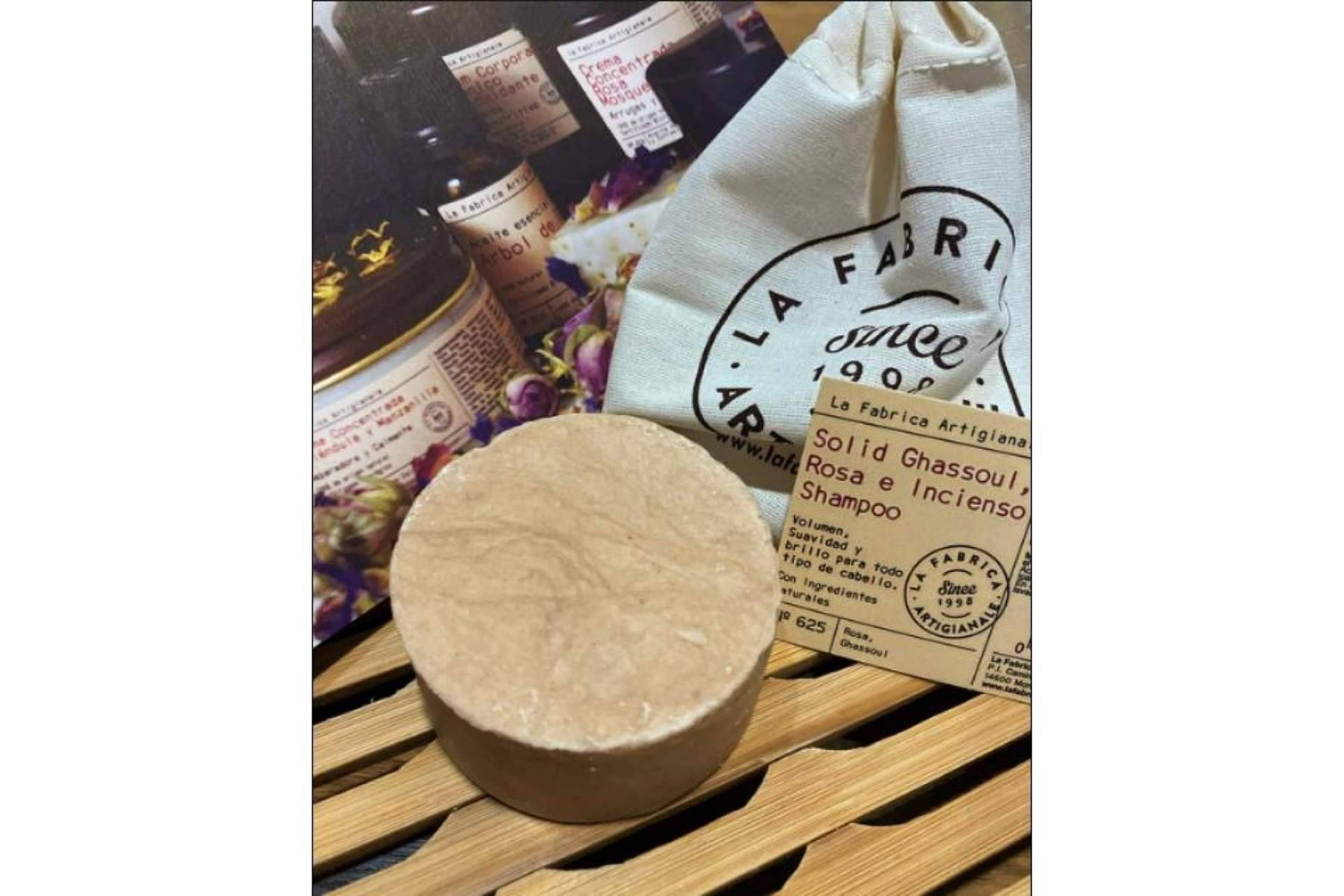 El champú sólido Solid Ghassoul Rosa Incienso Shampoo es presentado por La Fabrica Artigianale Since 1998