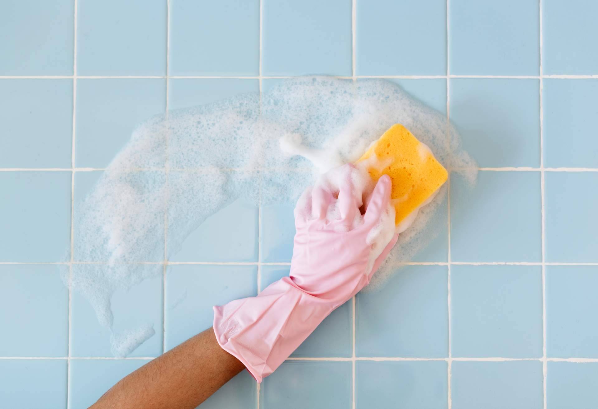 La arcilla blanca limpiadora es un producto que tiene múltiples usos, por Cleaning Projects