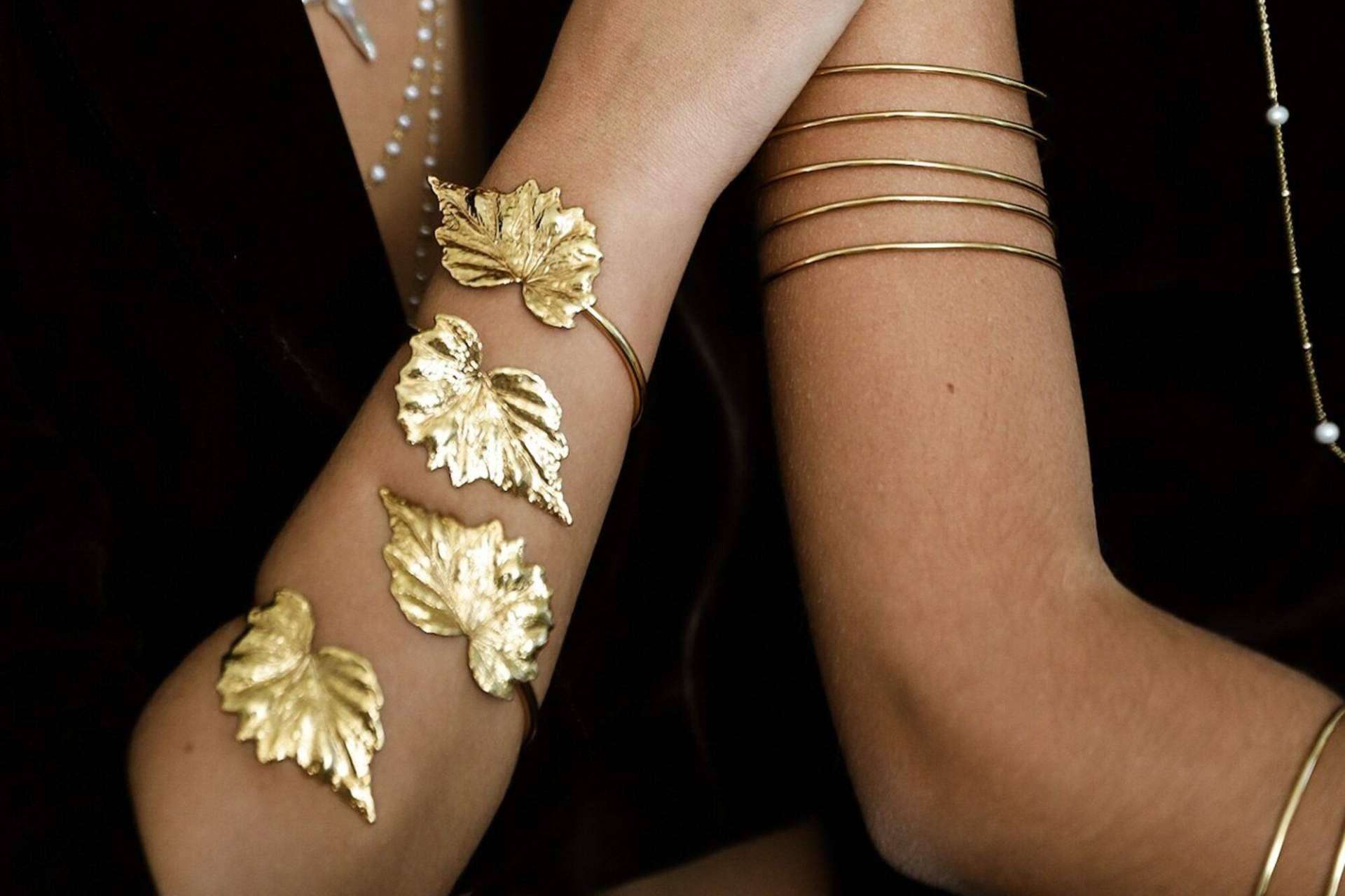 Brazaletes y chokers, la tendencia en los looks de 2023