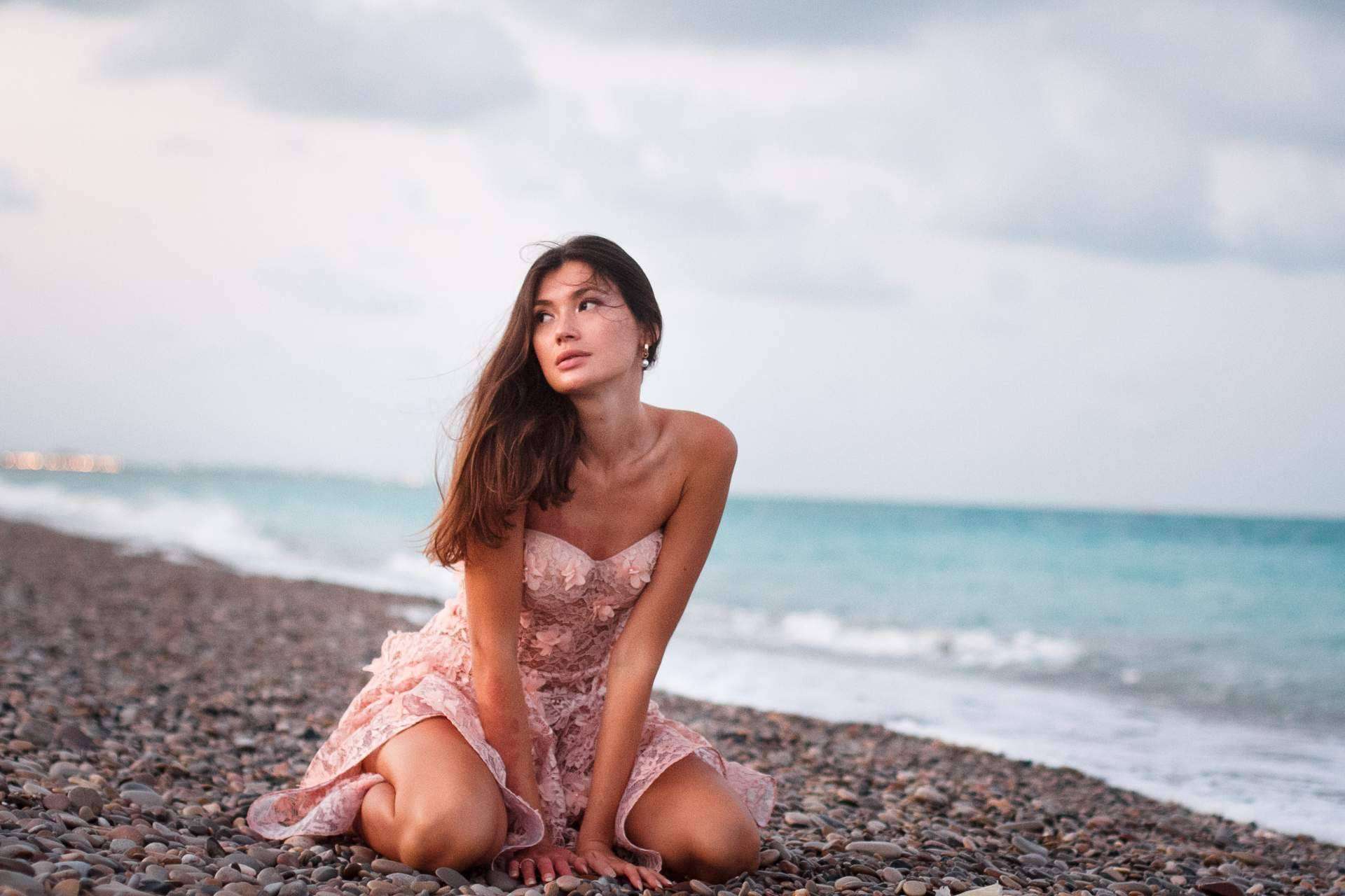 La diseñadora de moda de la marca de vestidos Lazita Couture está influenciada por los viajes y el amor