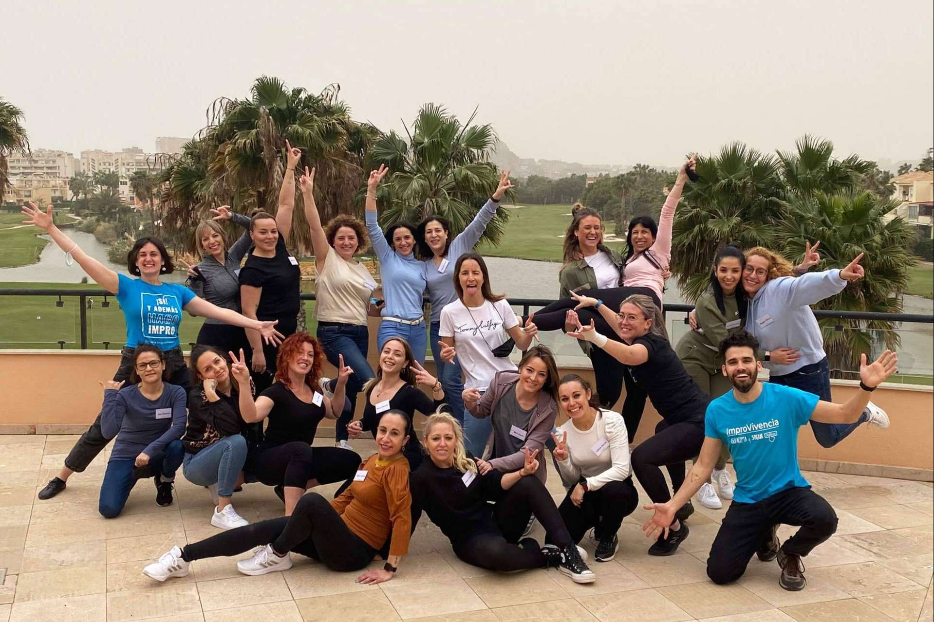 ImproVivencia ayuda a crear historias sin guion previo, gracias a la escucha activa, el trabajo en equipo y la creatividad