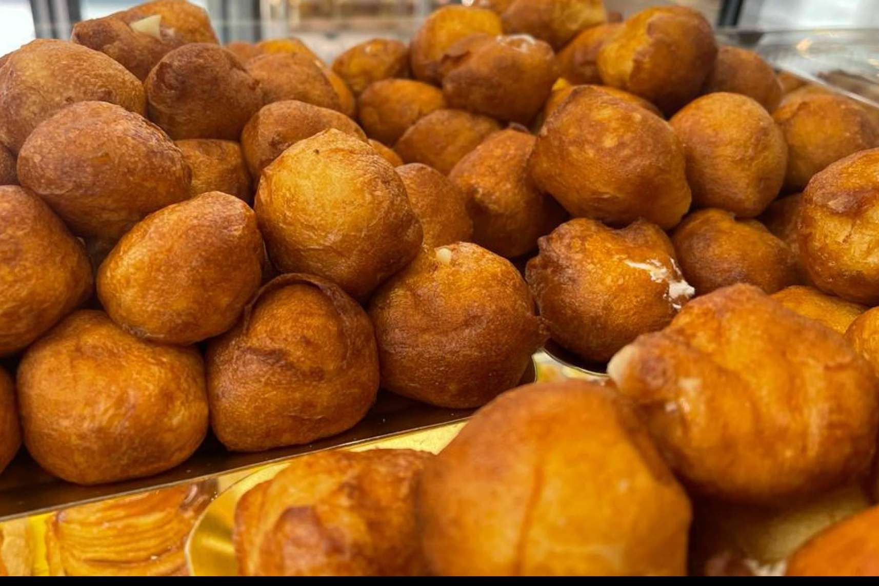 El Panazo dispone de dulces tradicionales como buñuelos y huesos de santo