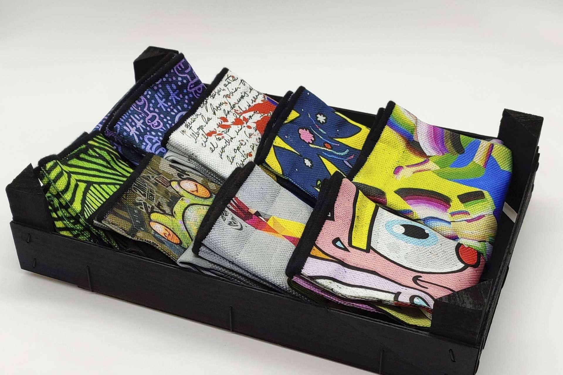 Vestir arte urbano con los calcetines divertidos de la firma ISOKISI