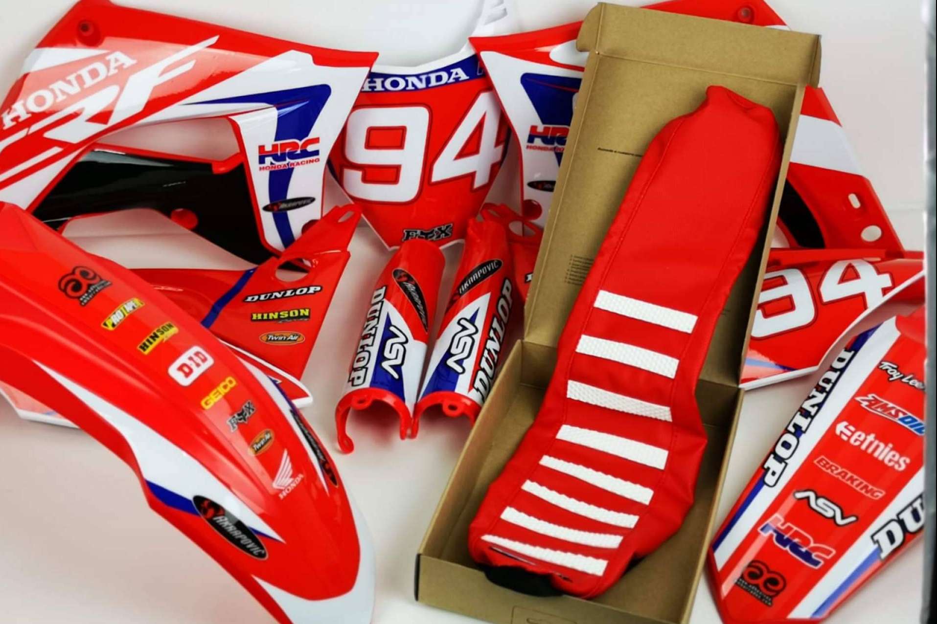 Variedad de opciones en plásticos y adhesivos para motos de cross y enduro en la tienda ADHESIVOSEMBARRADOS