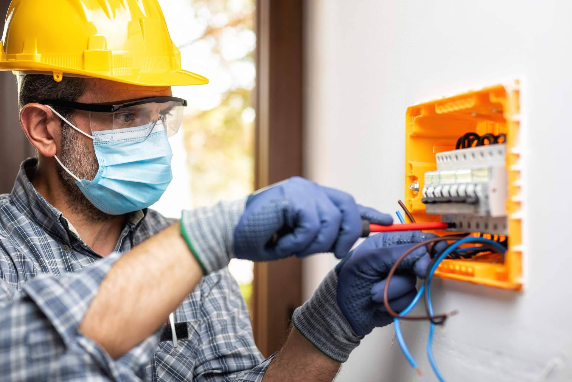 Los electricistas profesionales de Savelec ofrecen servicios urgentes