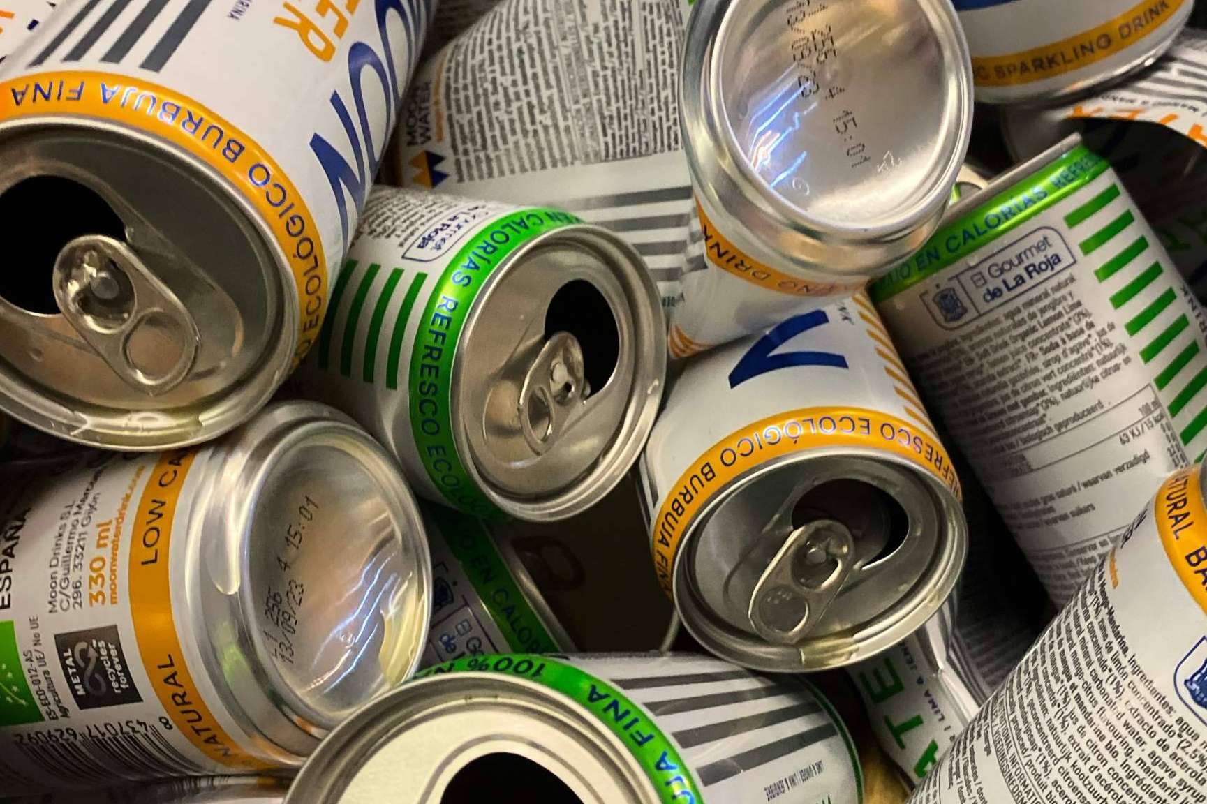 MoonWater embotella sus productos en aluminio libres de plásticos y con un packaging 100 % reciclable y reciclado
