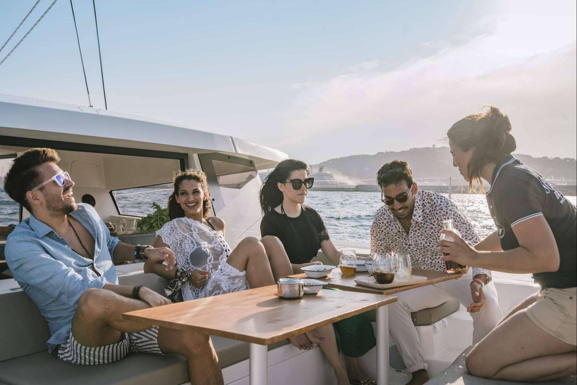 Sondevela permite disfrutar de un catamarán privado en Barcelona