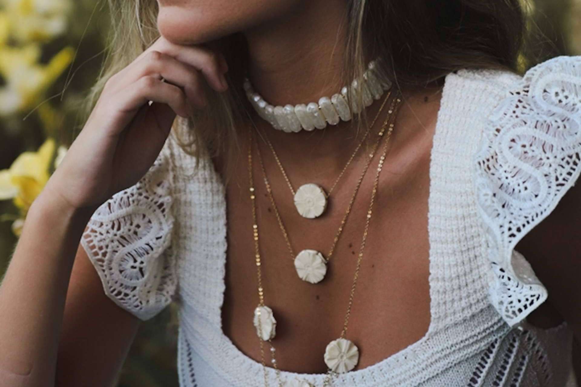 Combinar collares artesanales es una tendencia que no pasa de moda, según Trepillé